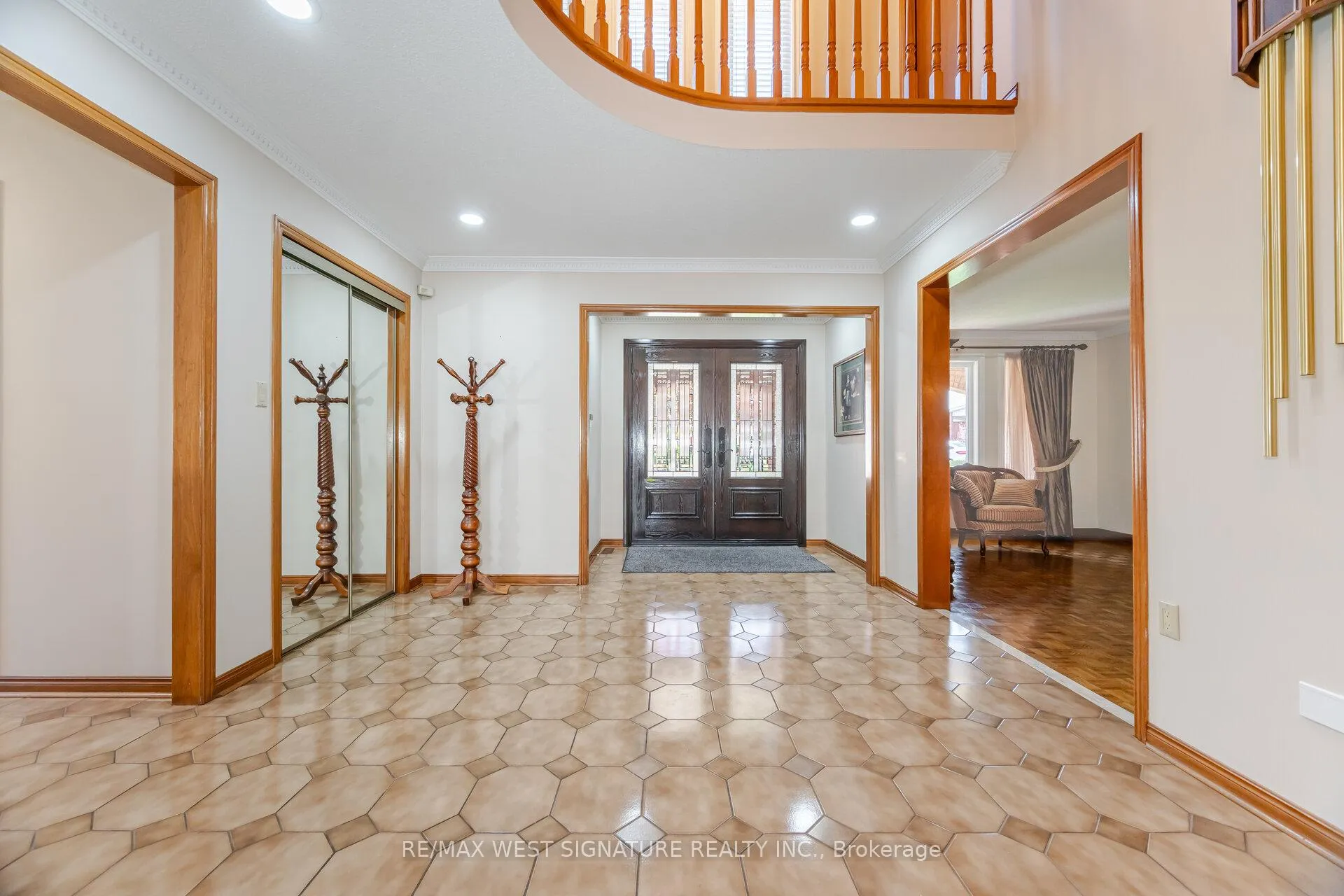 Photo 3 of 143 Vineyard Court, Vaughan, East Woodbridge — HOMEH