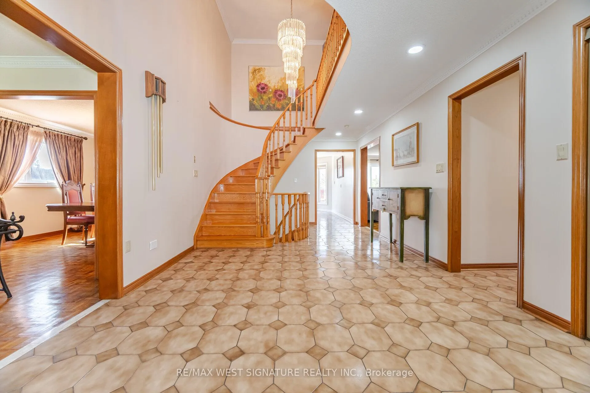 Photo 4 of 143 Vineyard Court, Vaughan, East Woodbridge — HOMEH