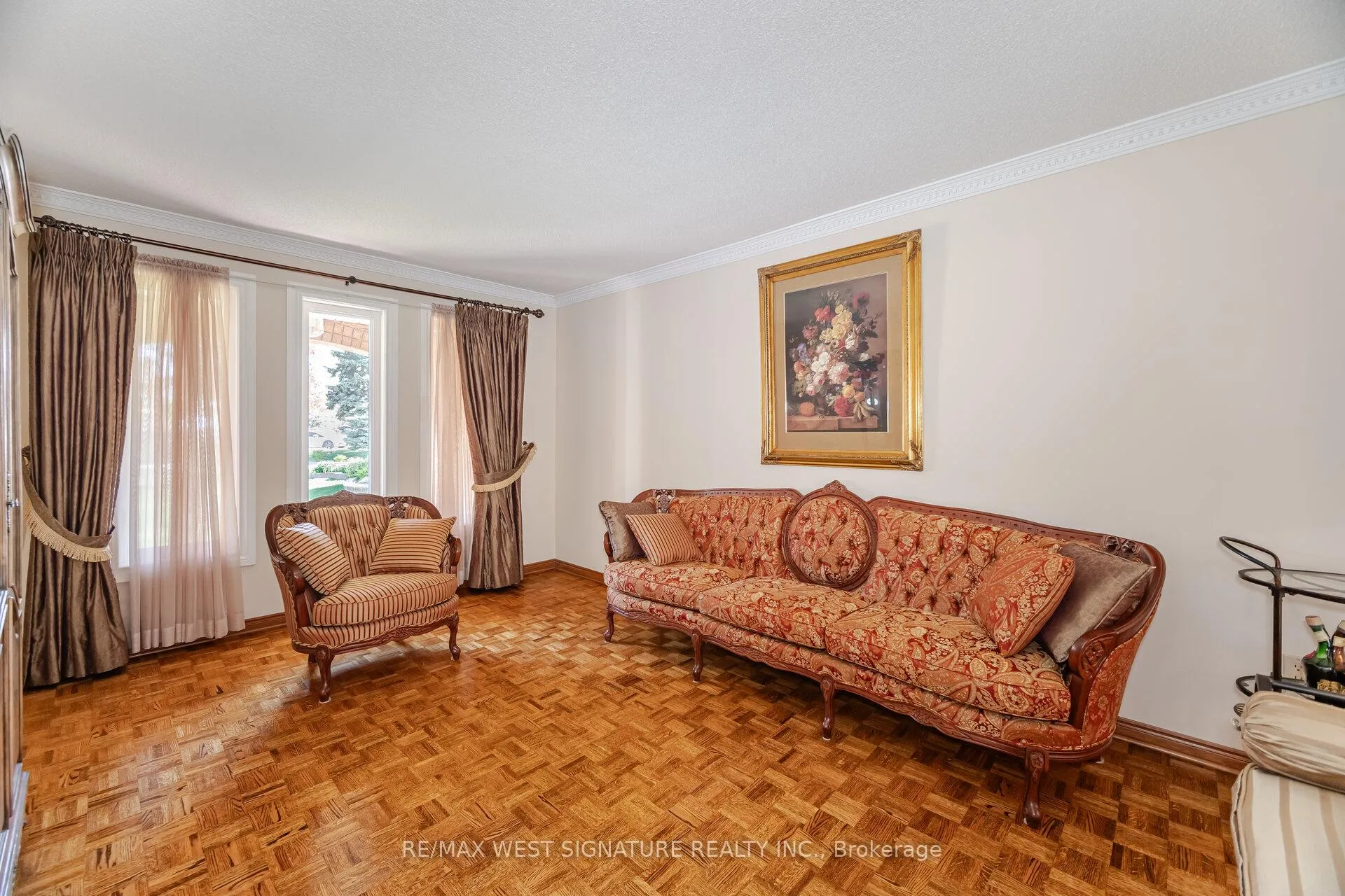 Photo 5 of 143 Vineyard Court, Vaughan, East Woodbridge — HOMEH