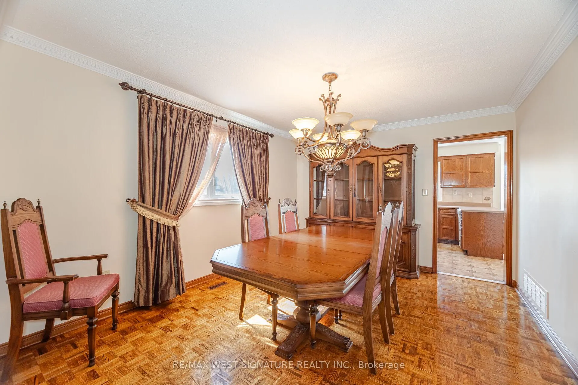 Photo 6 of 143 Vineyard Court, Vaughan, East Woodbridge — HOMEH