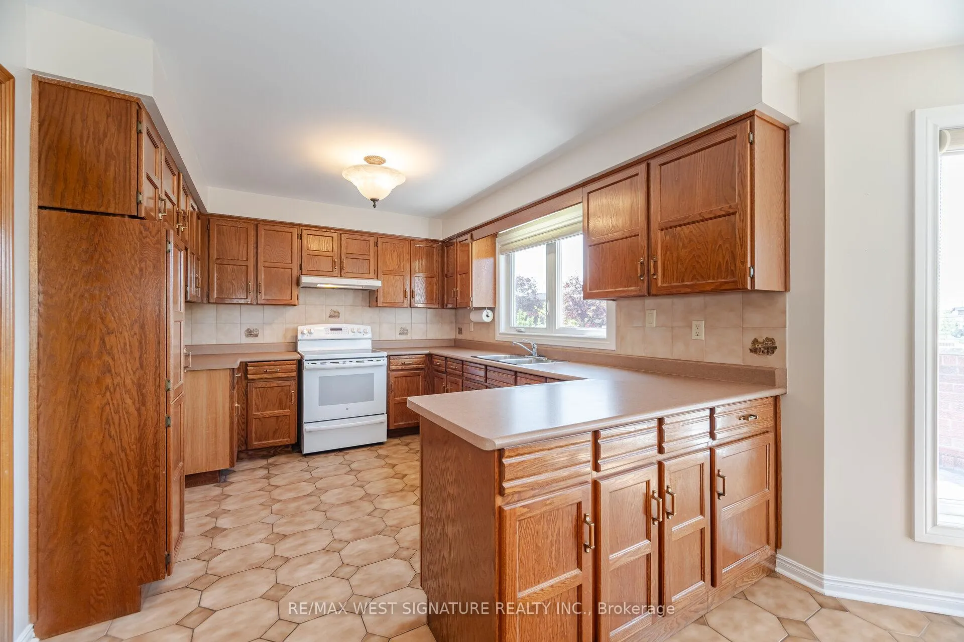 Photo 7 of 143 Vineyard Court, Vaughan, East Woodbridge — HOMEH