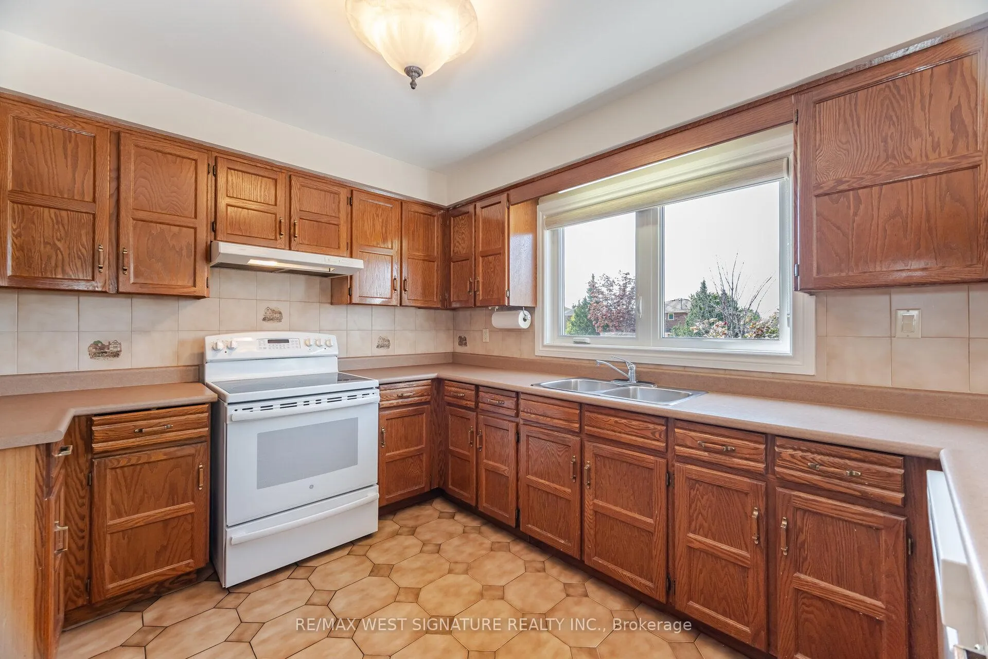 Photo 8 of 143 Vineyard Court, Vaughan, East Woodbridge — HOMEH