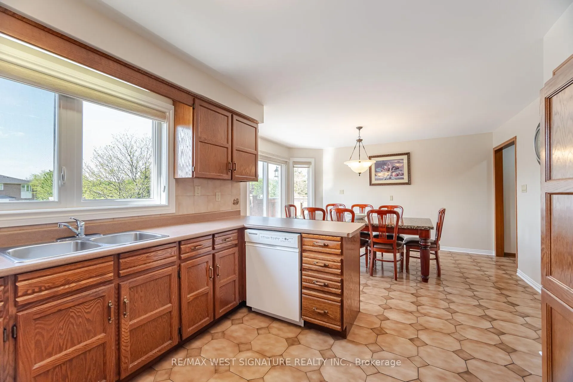 Photo 9 of 143 Vineyard Court, Vaughan, East Woodbridge — HOMEH