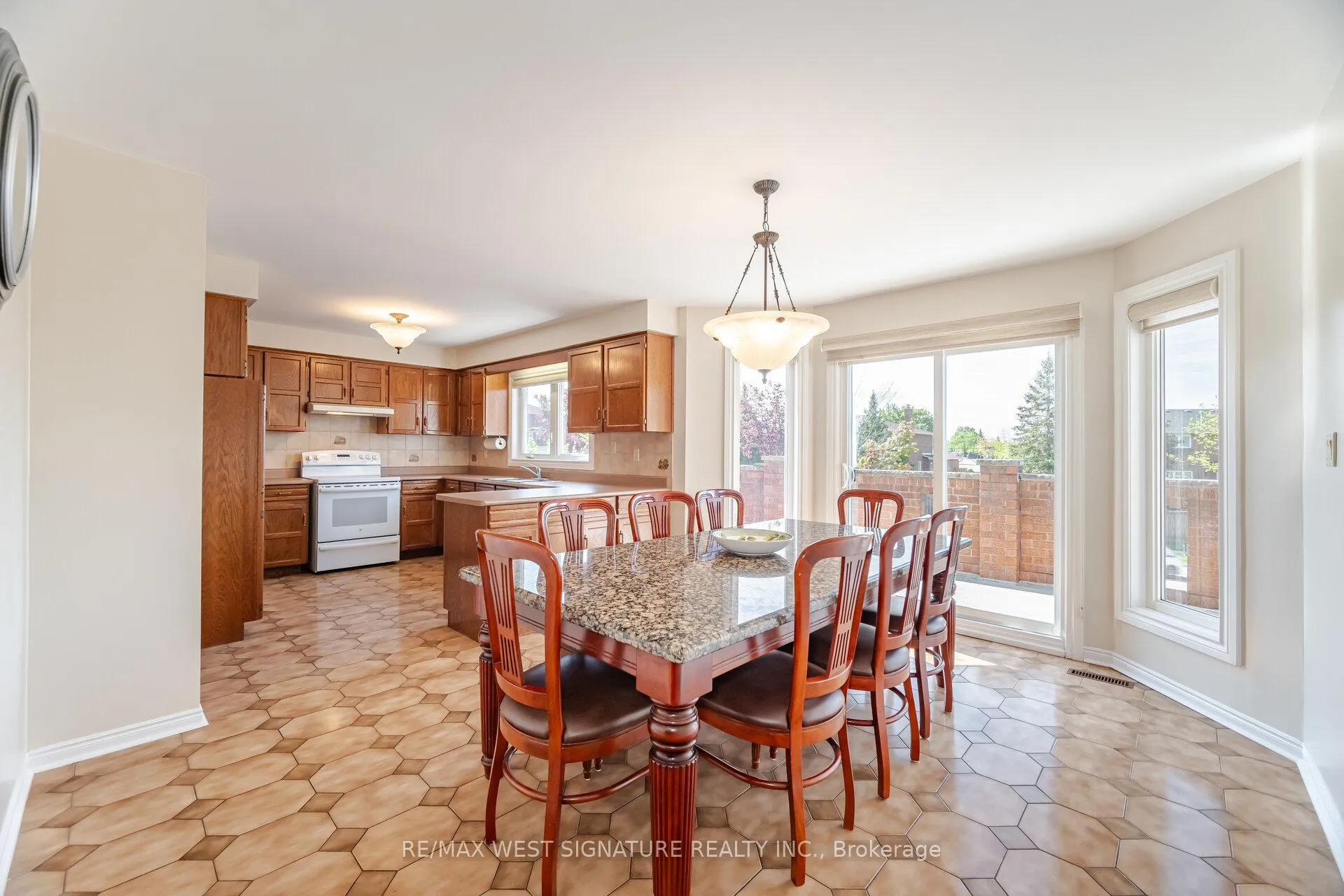 Photo 10 of 143 Vineyard Court, Vaughan, East Woodbridge — HOMEH