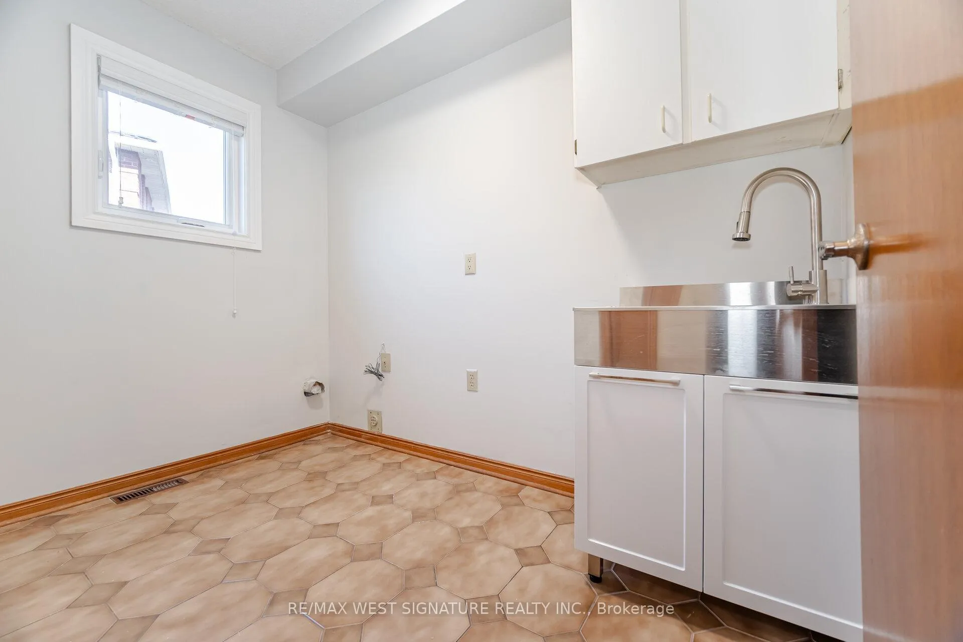 Photo 16 of 143 Vineyard Court, Vaughan, East Woodbridge — HOMEH