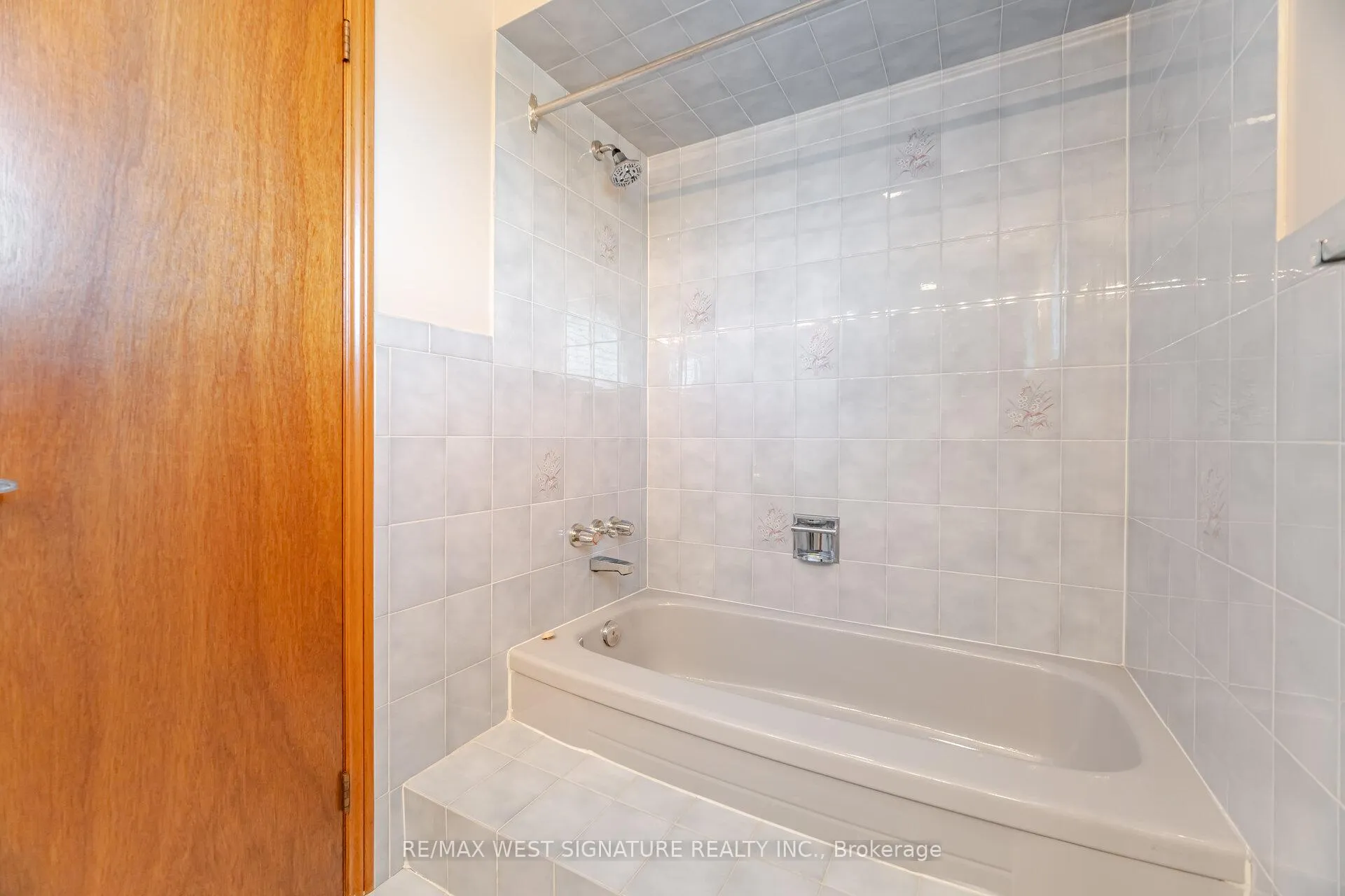Photo 20 of 143 Vineyard Court, Vaughan, East Woodbridge — HOMEH
