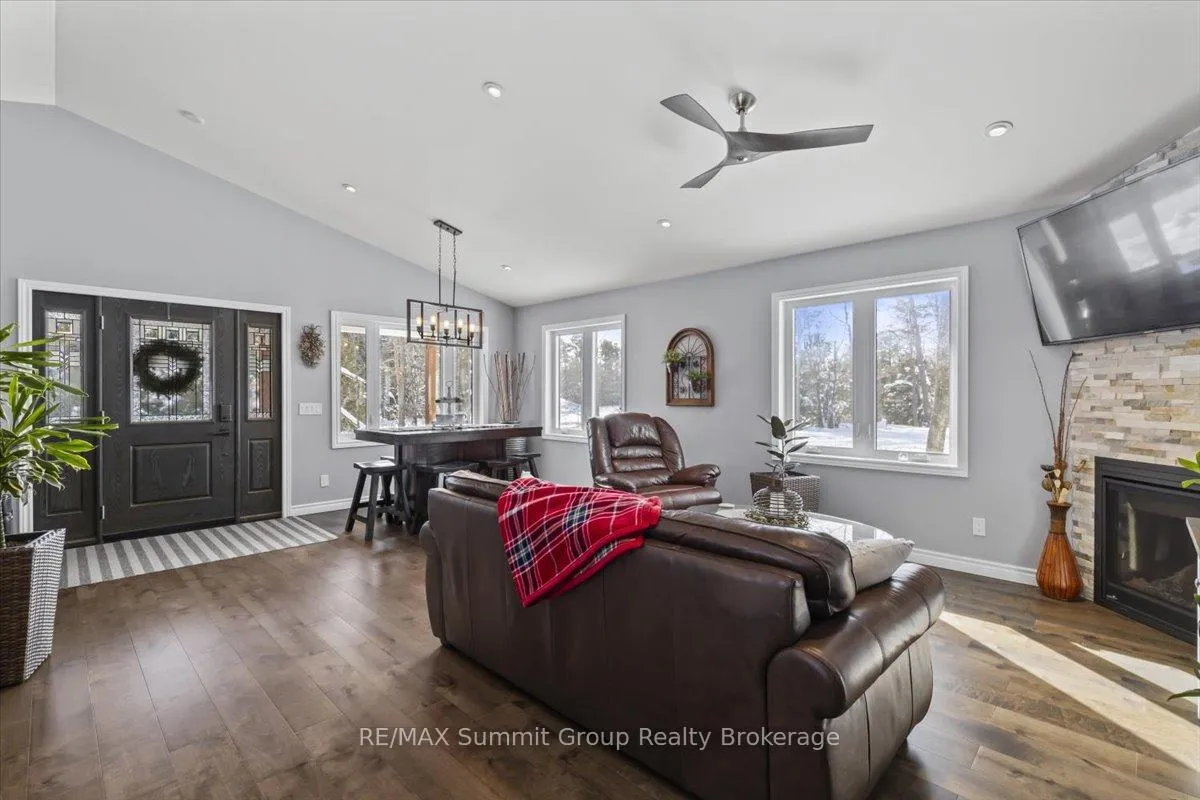 Photo 2 of 135 Confederation Drive, Chatsworth — HOMEH