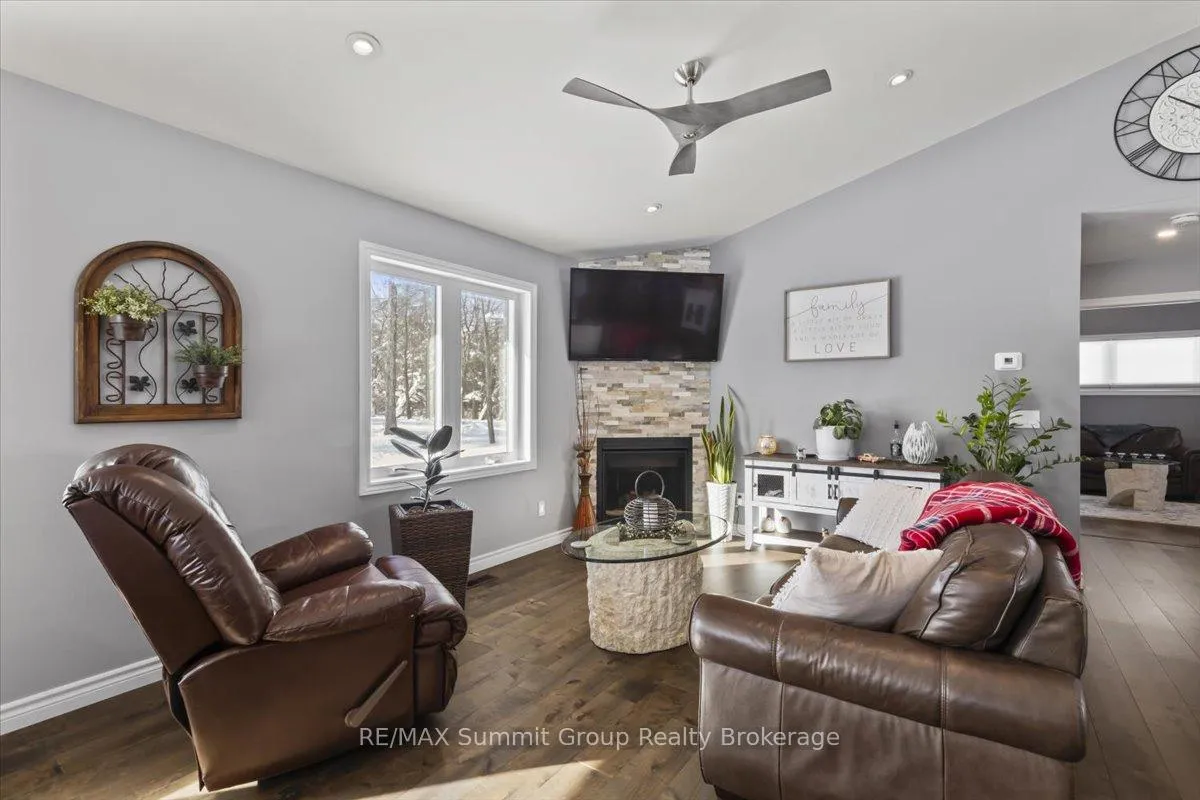Photo 3 of 135 Confederation Drive, Chatsworth — HOMEH