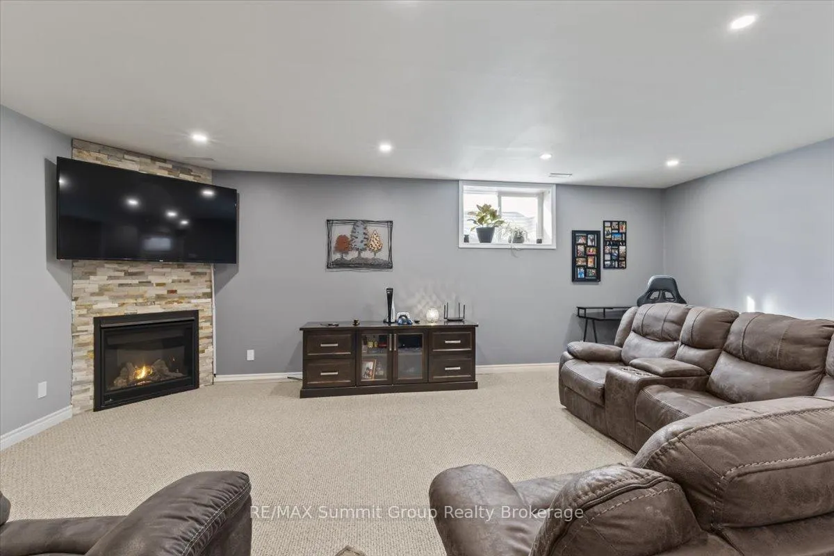 Photo 16 of 135 Confederation Drive, Chatsworth — HOMEH