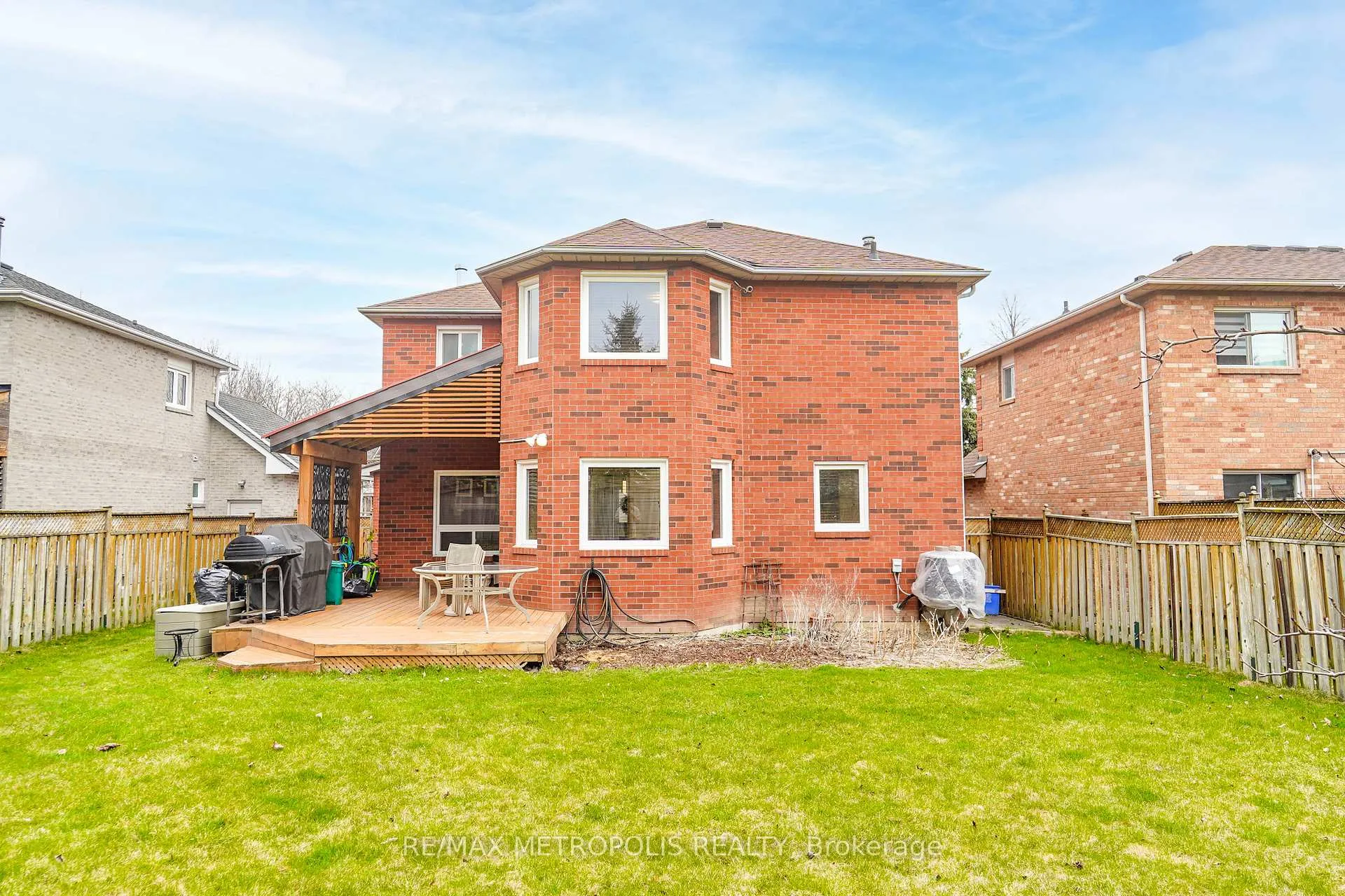 Photo 3 of 60 Irwin Drive, Whitby, Downtown Whitby — HOMEH
