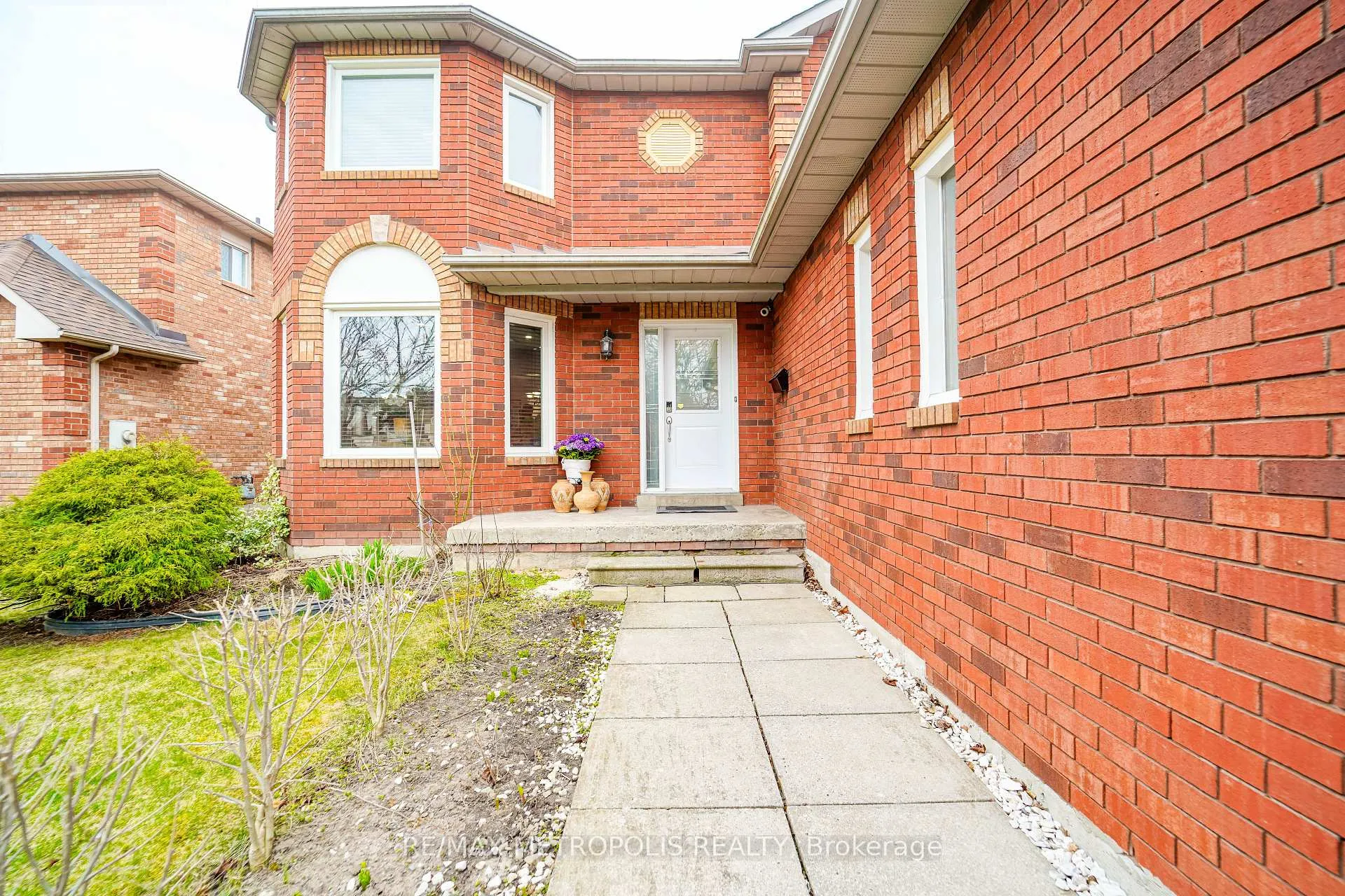 Photo 5 of 60 Irwin Drive, Whitby, Downtown Whitby — HOMEH
