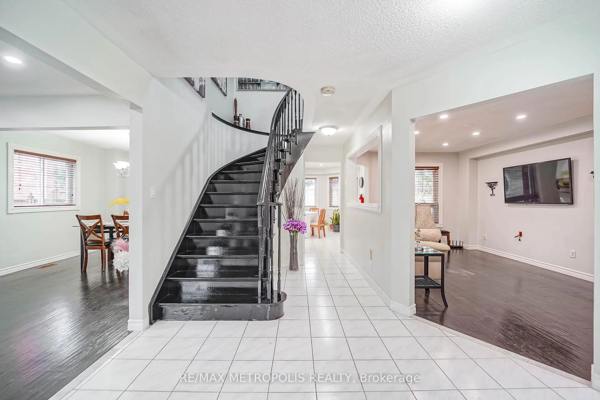 Photo 8 of 60 Irwin Drive, Whitby, Downtown Whitby — HOMEH