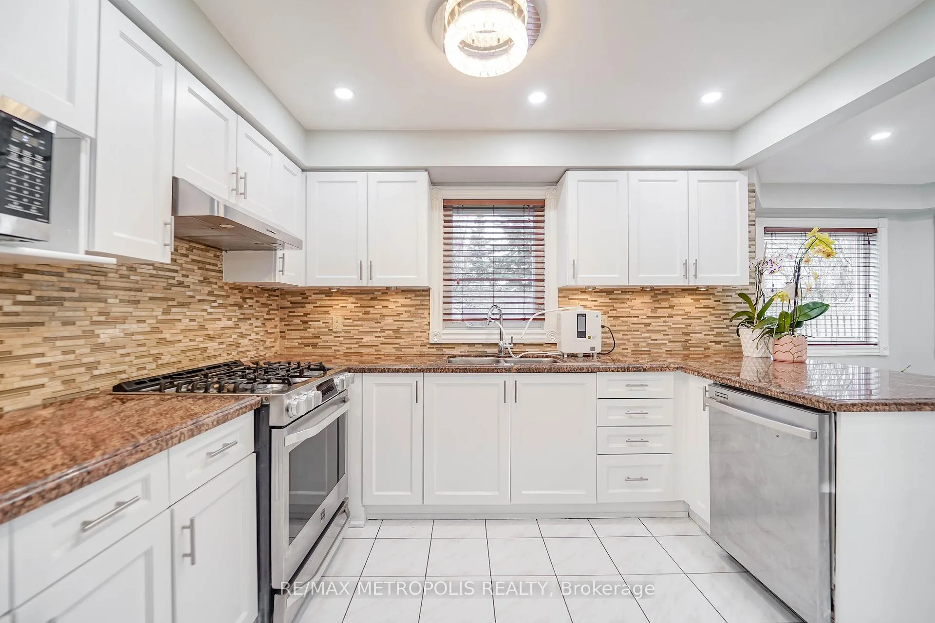 Photo 13 of 60 Irwin Drive, Whitby, Downtown Whitby — HOMEH