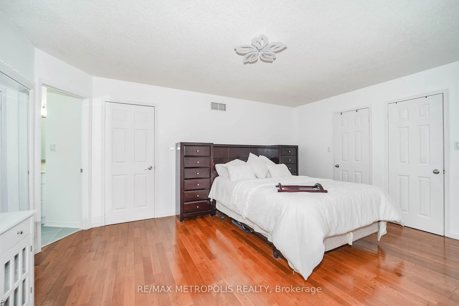Photo 19 of 60 Irwin Drive, Whitby, Downtown Whitby — HOMEH