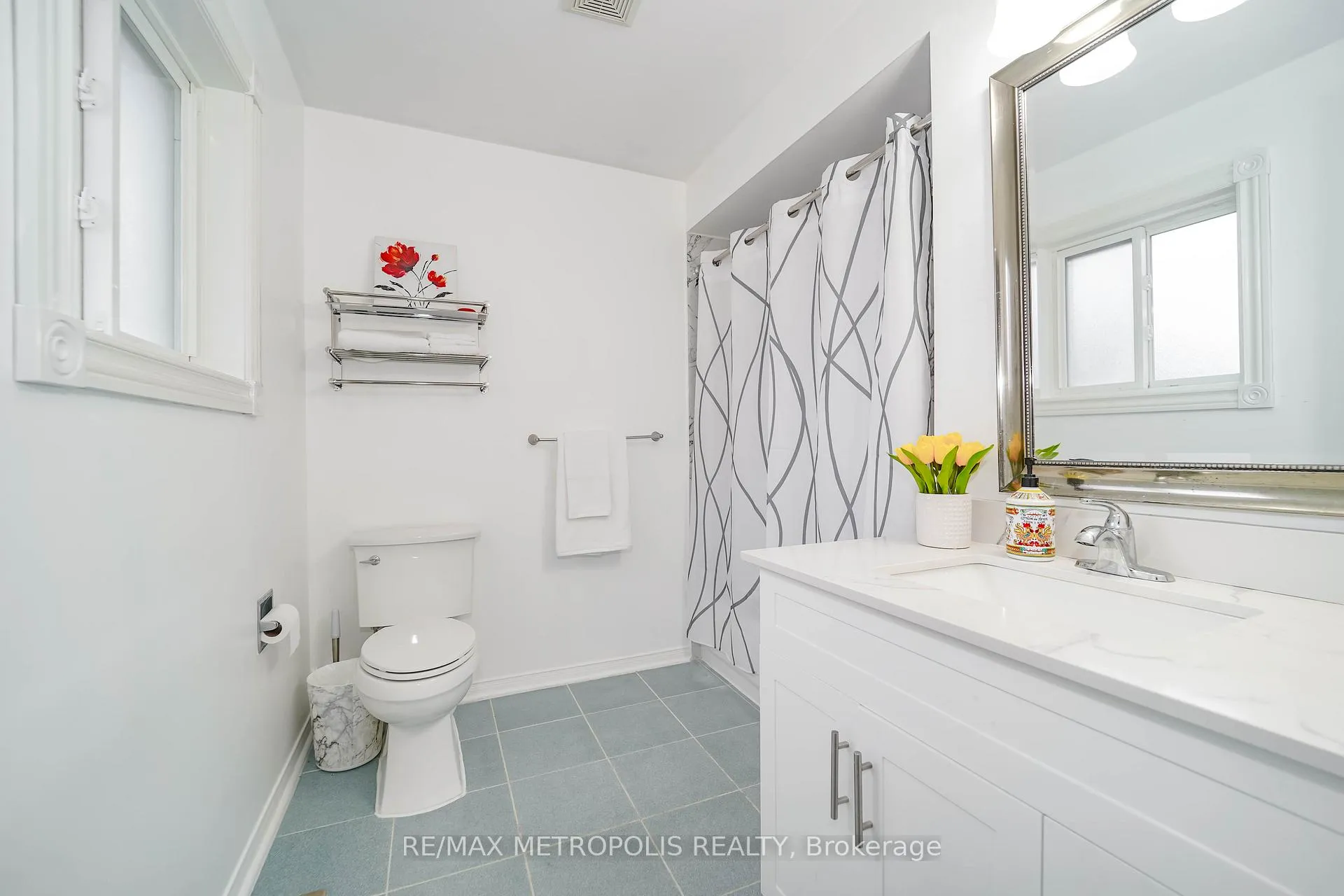Photo 20 of 60 Irwin Drive, Whitby, Downtown Whitby — HOMEH