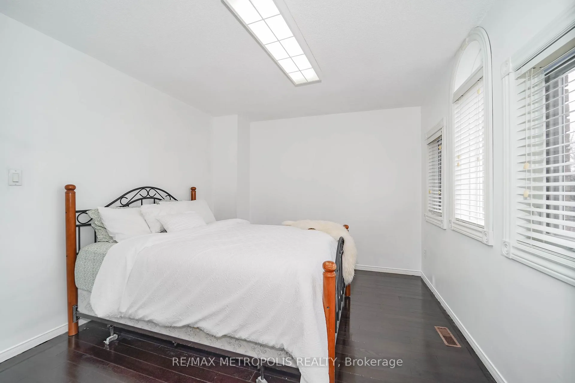 Photo 23 of 60 Irwin Drive, Whitby, Downtown Whitby — HOMEH