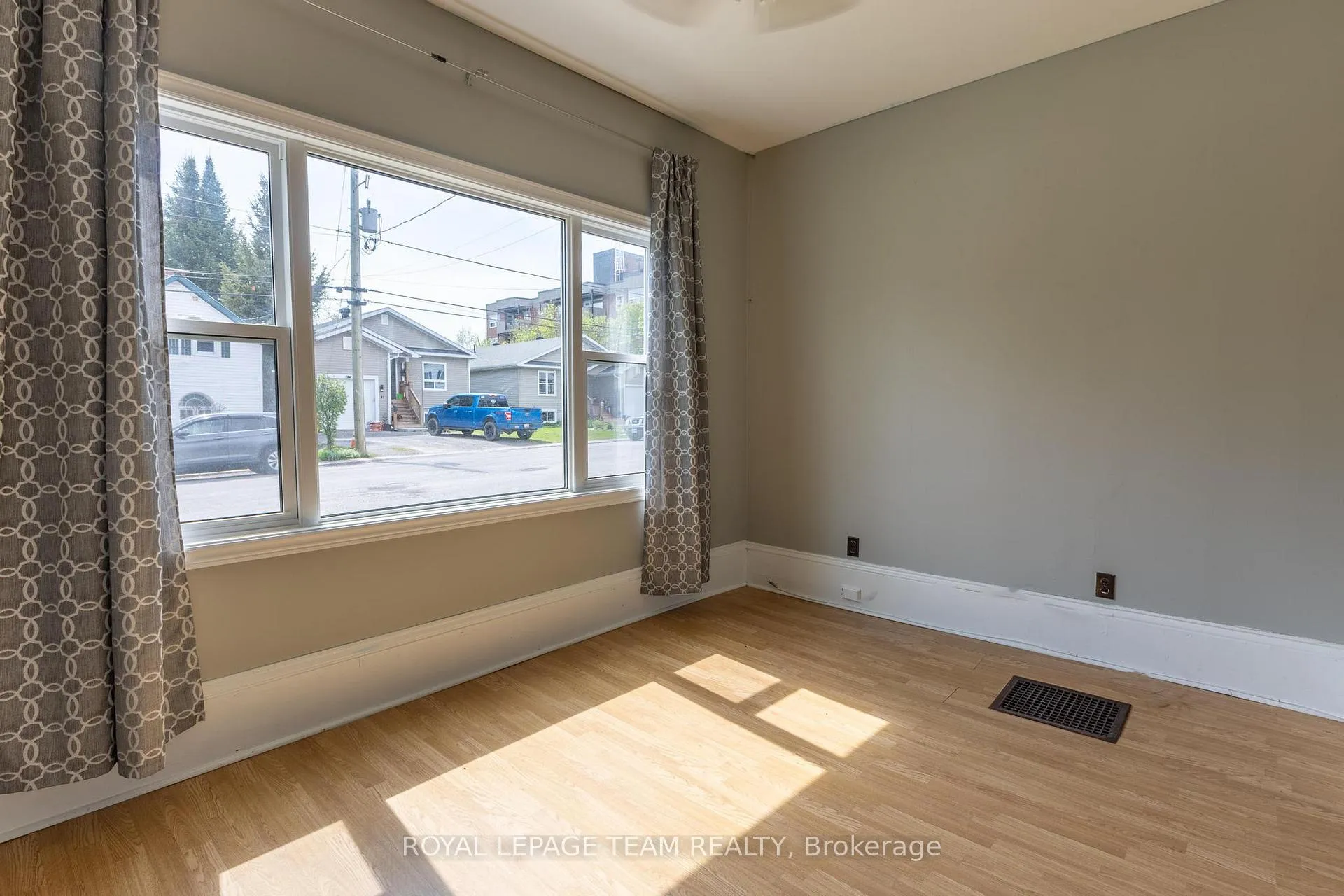 Photo 4 of 48 Mcgonigal Street E, Arnprior — HOMEH