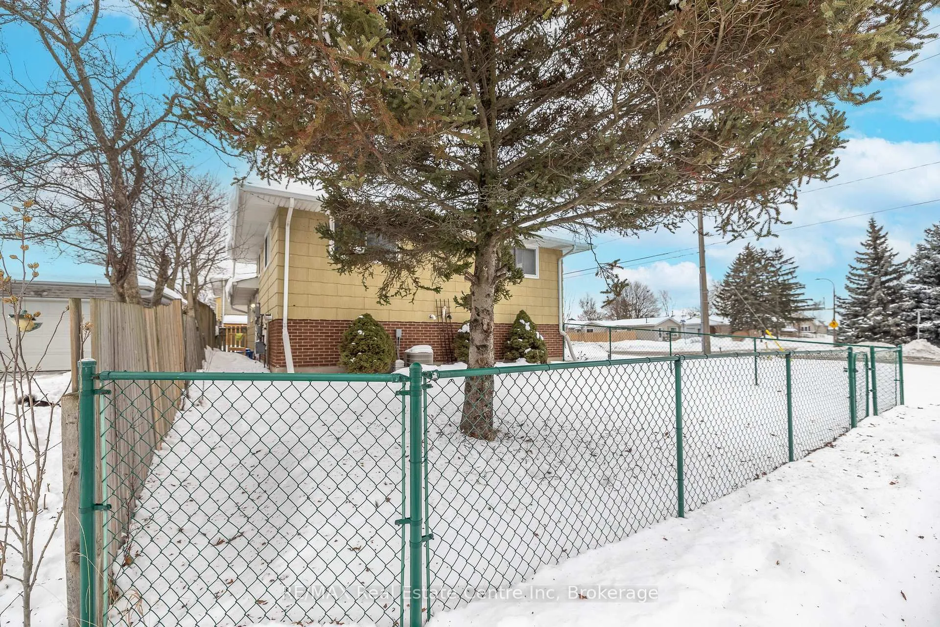 Photo 3 of 461 Strasburg Road, Kitchener, Alpine — HOMEH
