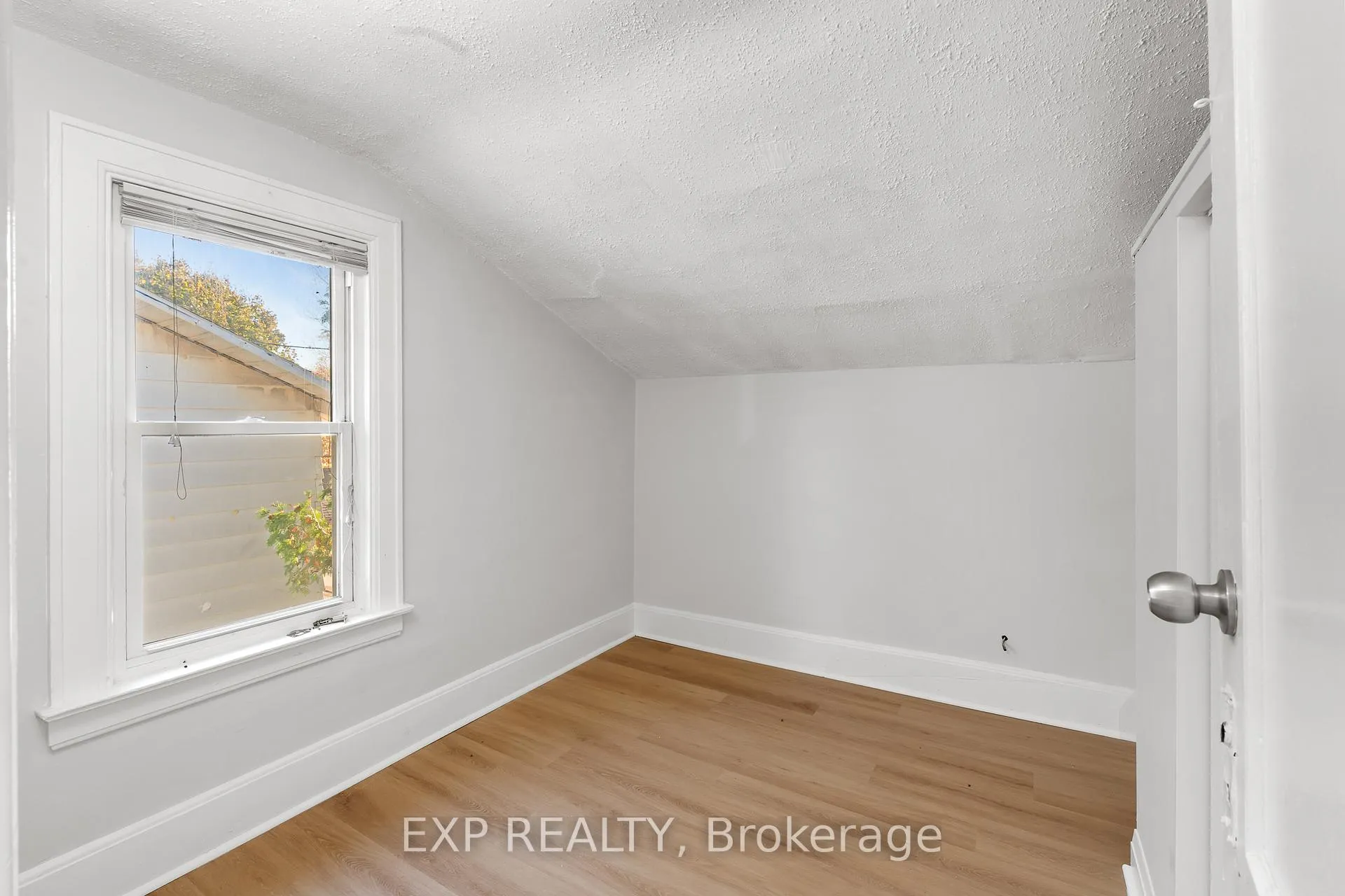 Photo 3 of 467 Grove Avenue, Windsor — HOMEH