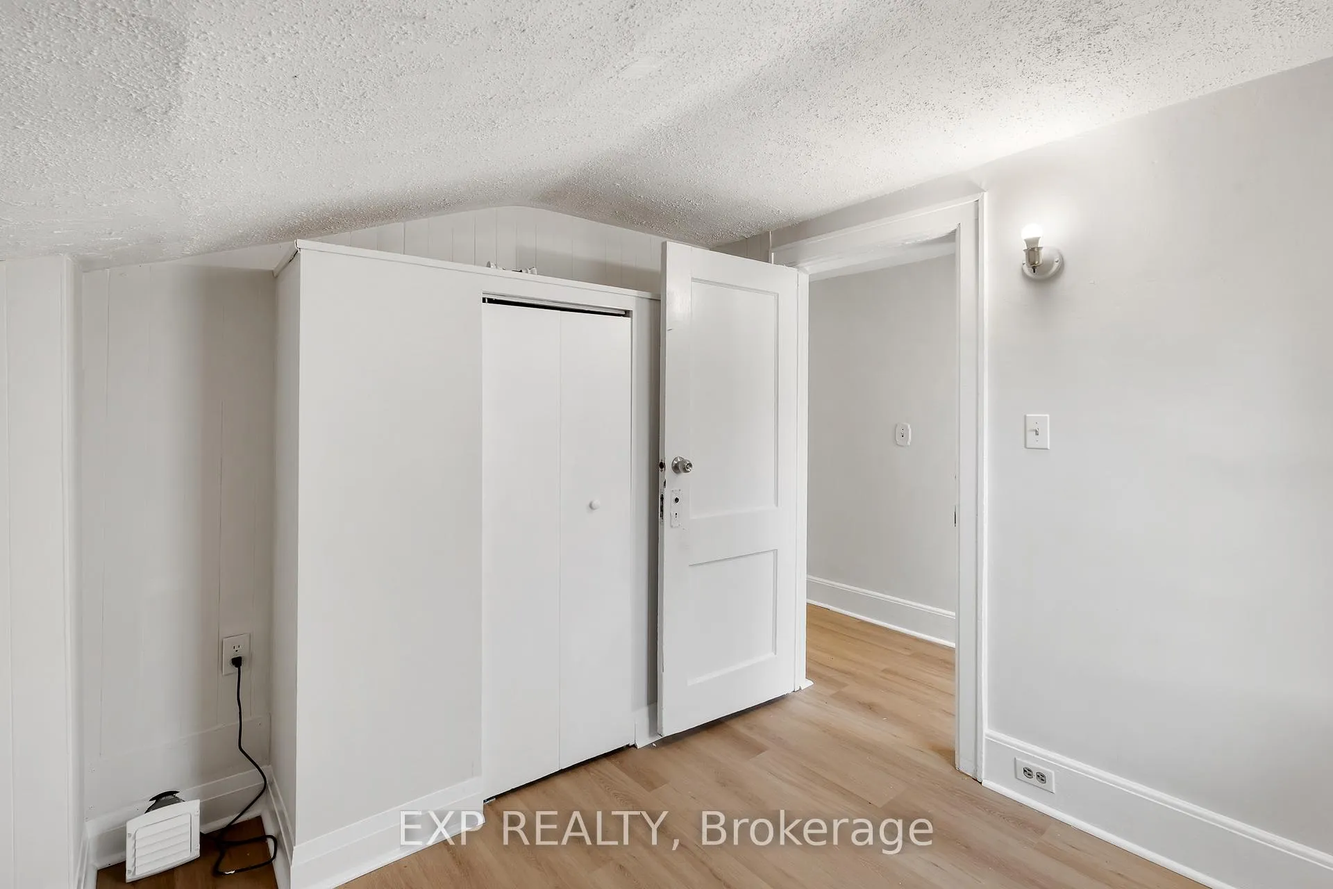 Photo 4 of 467 Grove Avenue, Windsor — HOMEH