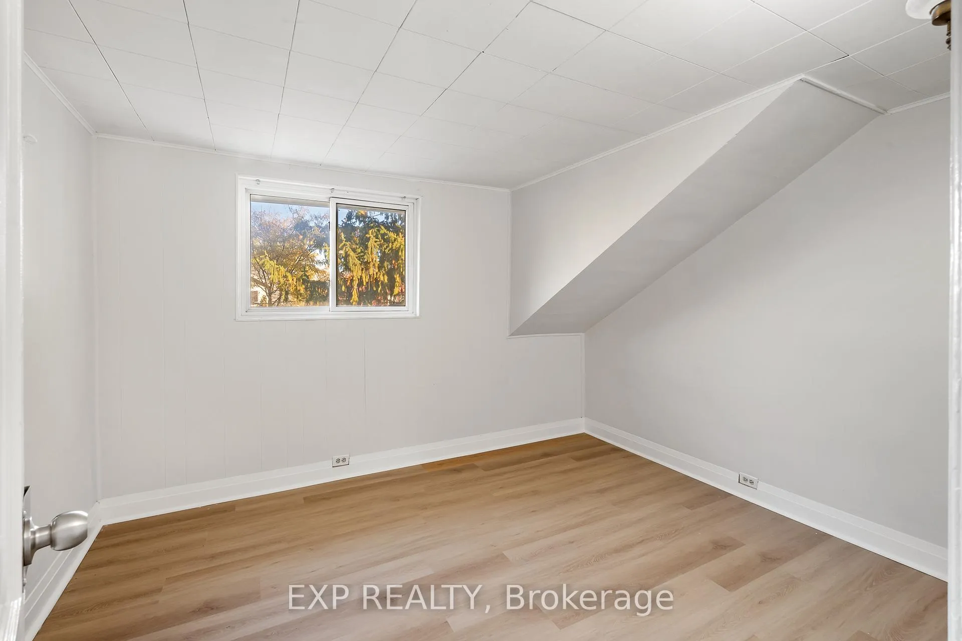 Photo 11 of 467 Grove Avenue, Windsor — HOMEH