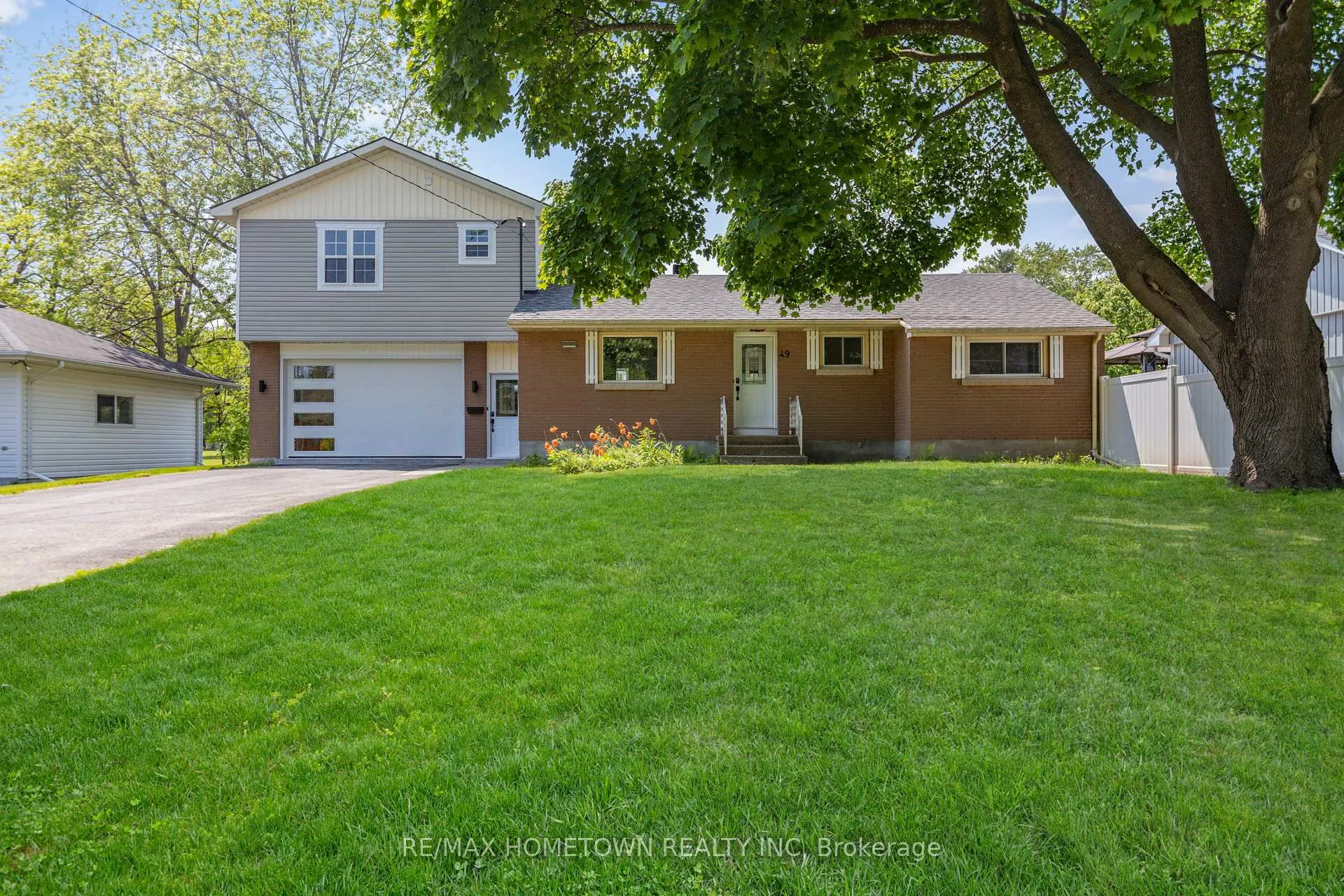 Photo 1 of 49 Fairway Crescent, Brockville — HOMEH