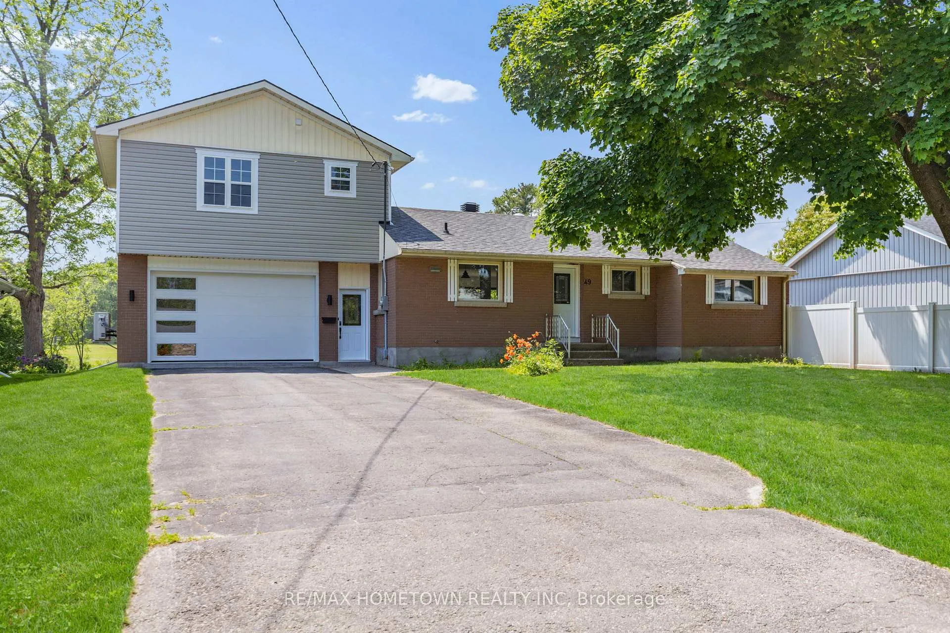 Photo 2 of 49 Fairway Crescent, Brockville — HOMEH