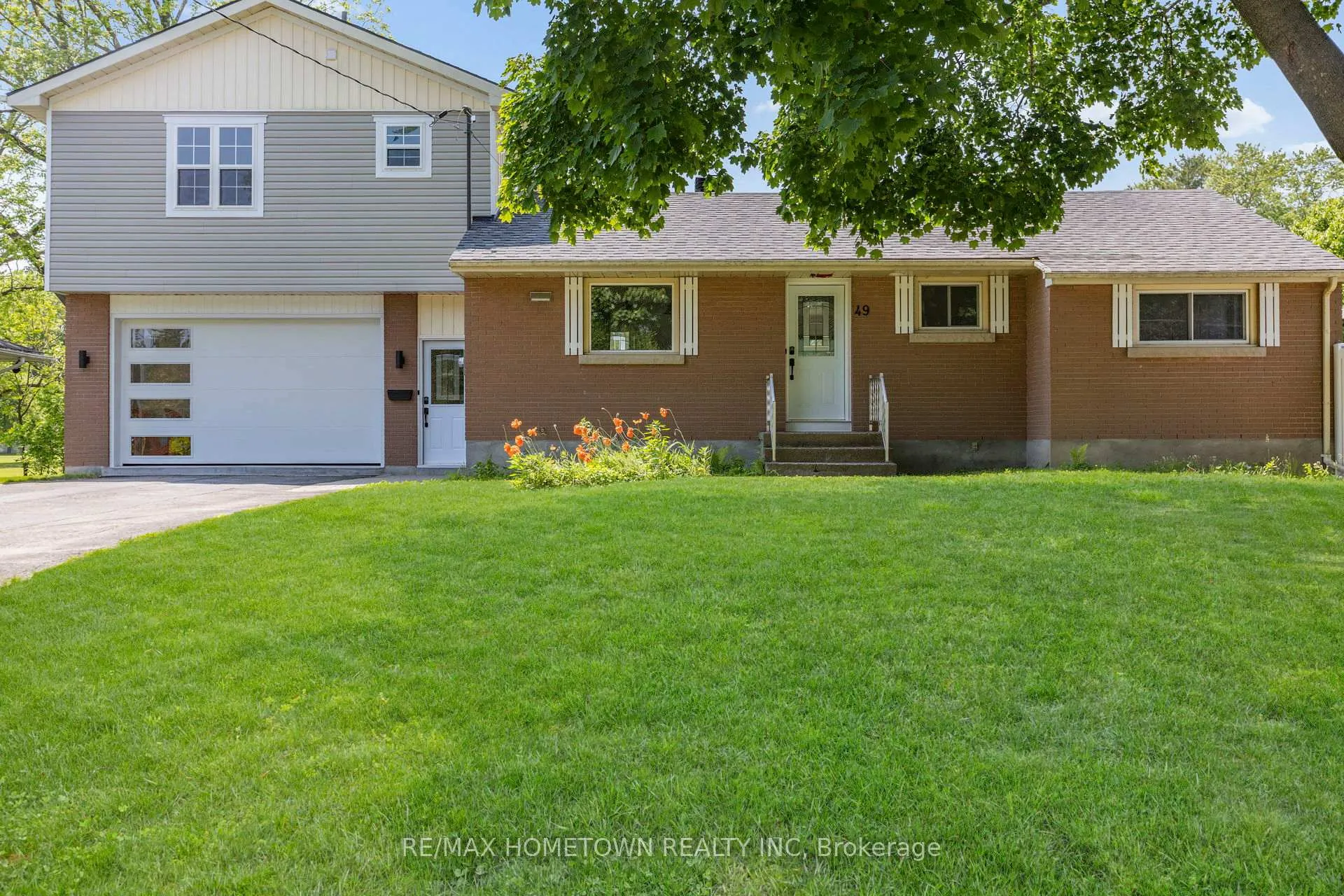Photo 3 of 49 Fairway Crescent, Brockville — HOMEH