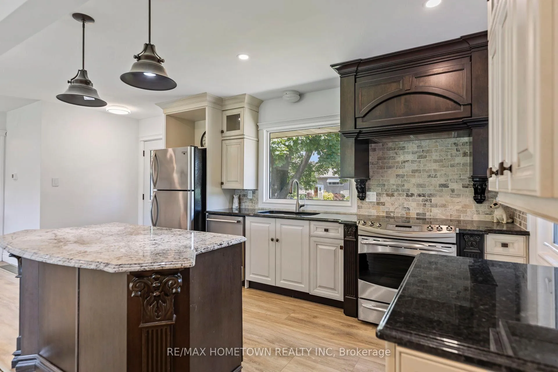 Photo 8 of 49 Fairway Crescent, Brockville — HOMEH