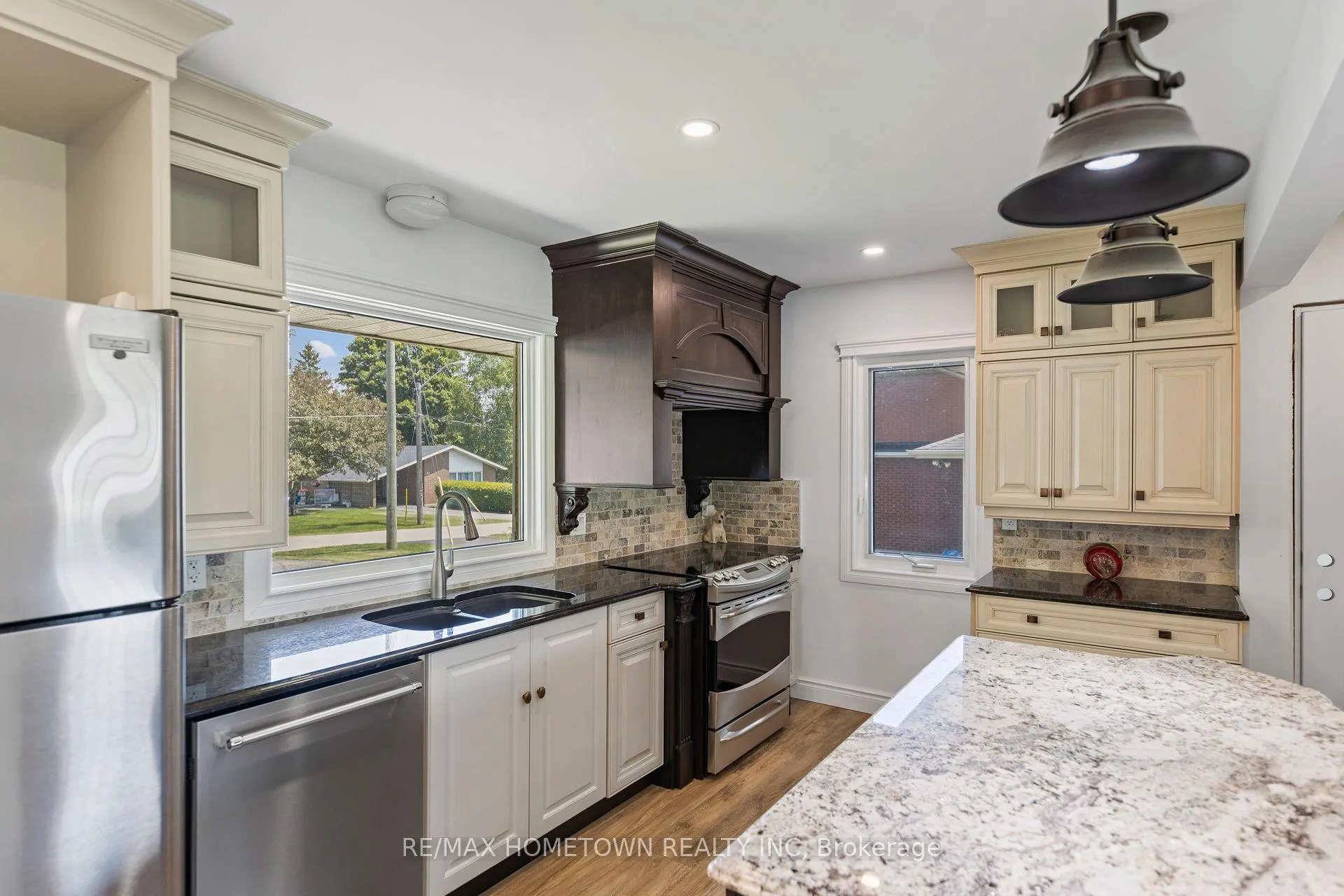Photo 10 of 49 Fairway Crescent, Brockville — HOMEH