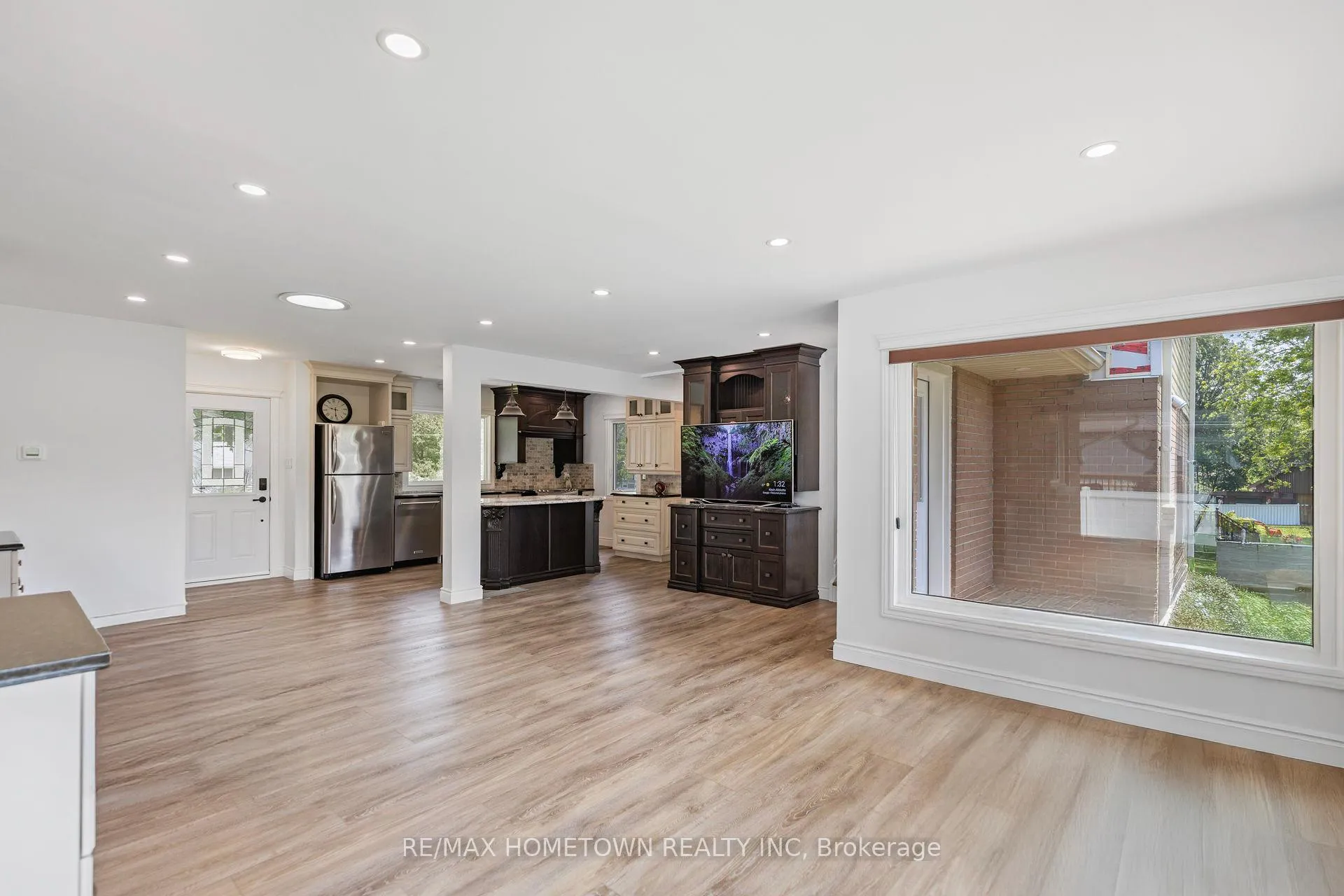 Photo 12 of 49 Fairway Crescent, Brockville — HOMEH