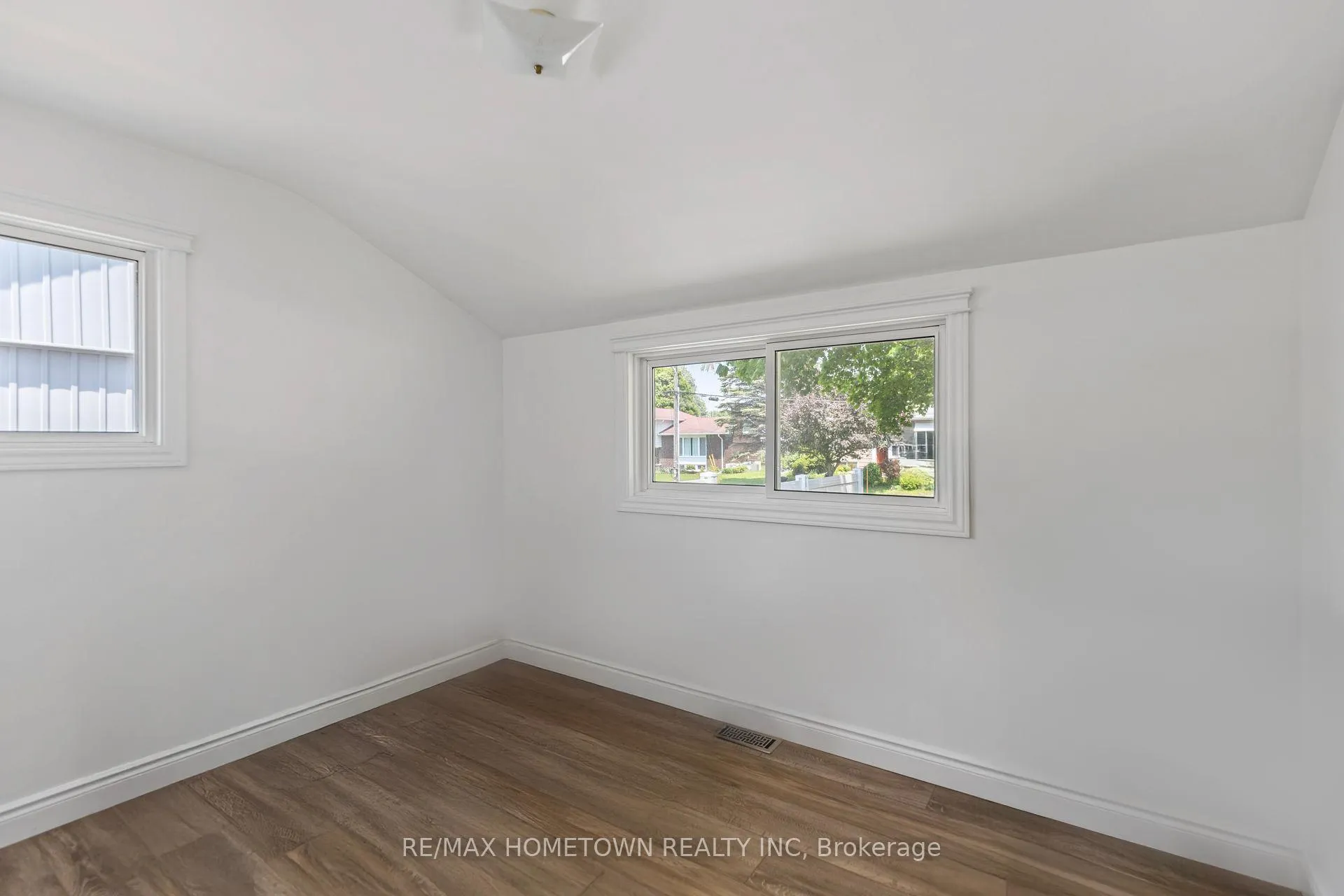 Photo 20 of 49 Fairway Crescent, Brockville — HOMEH