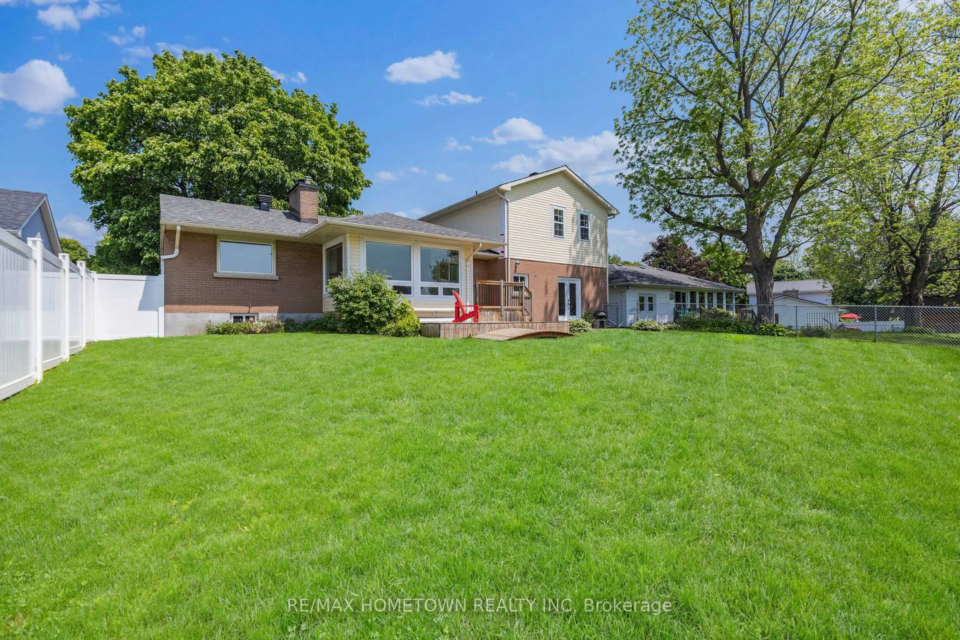 Photo 40 of 49 Fairway Crescent, Brockville — HOMEH