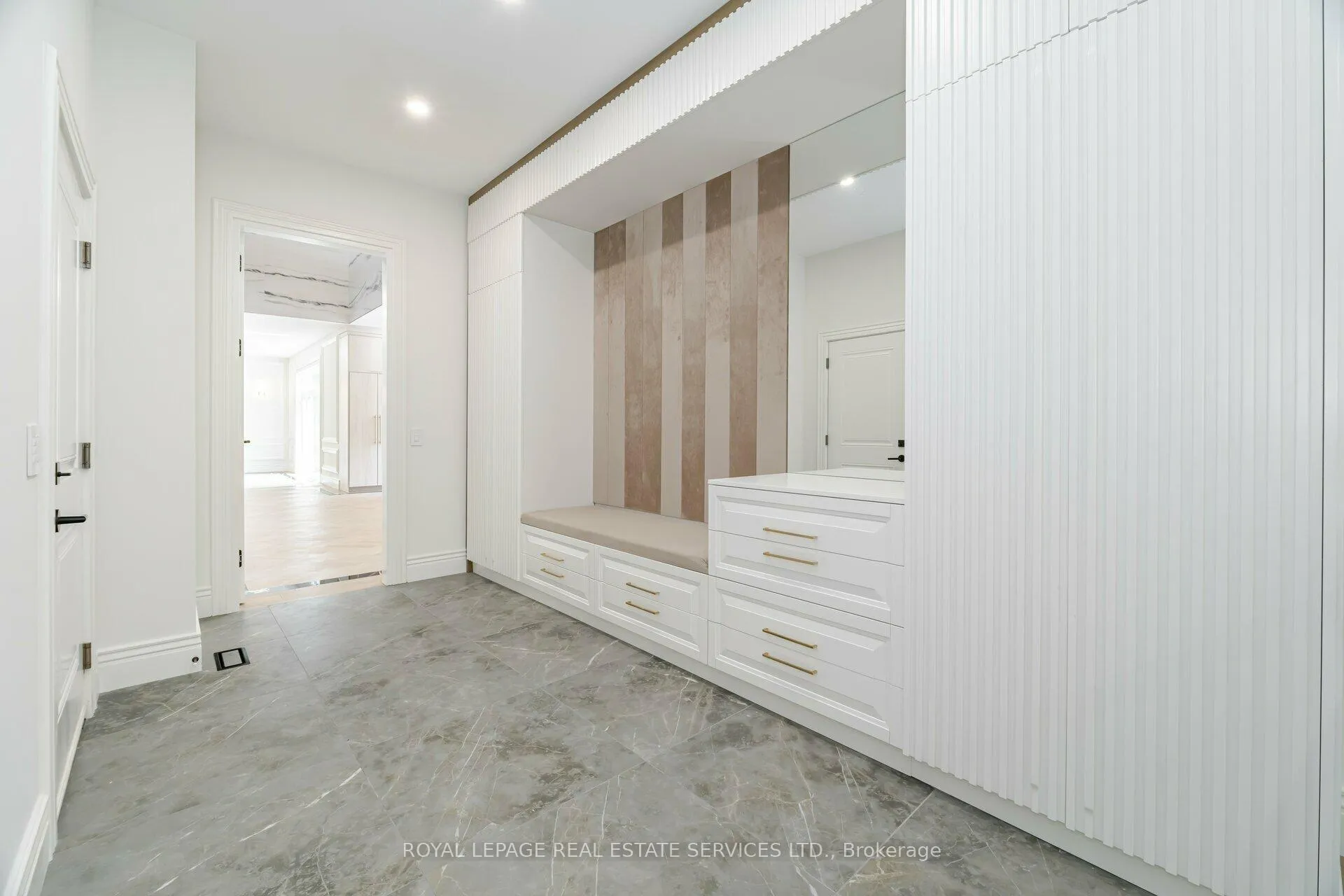 Photo 16 of 2014 Lakeshore Road W, Oakville, Bronte — HOMEH