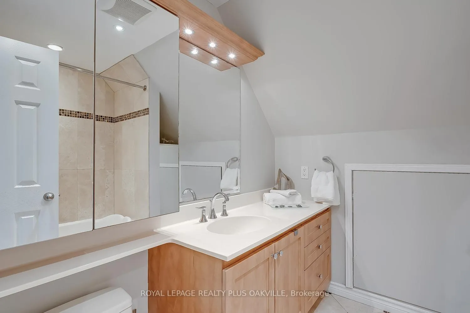 Photo 25 of 1343 Janina Boulevard, Burlington, Tyandaga — HOMEH