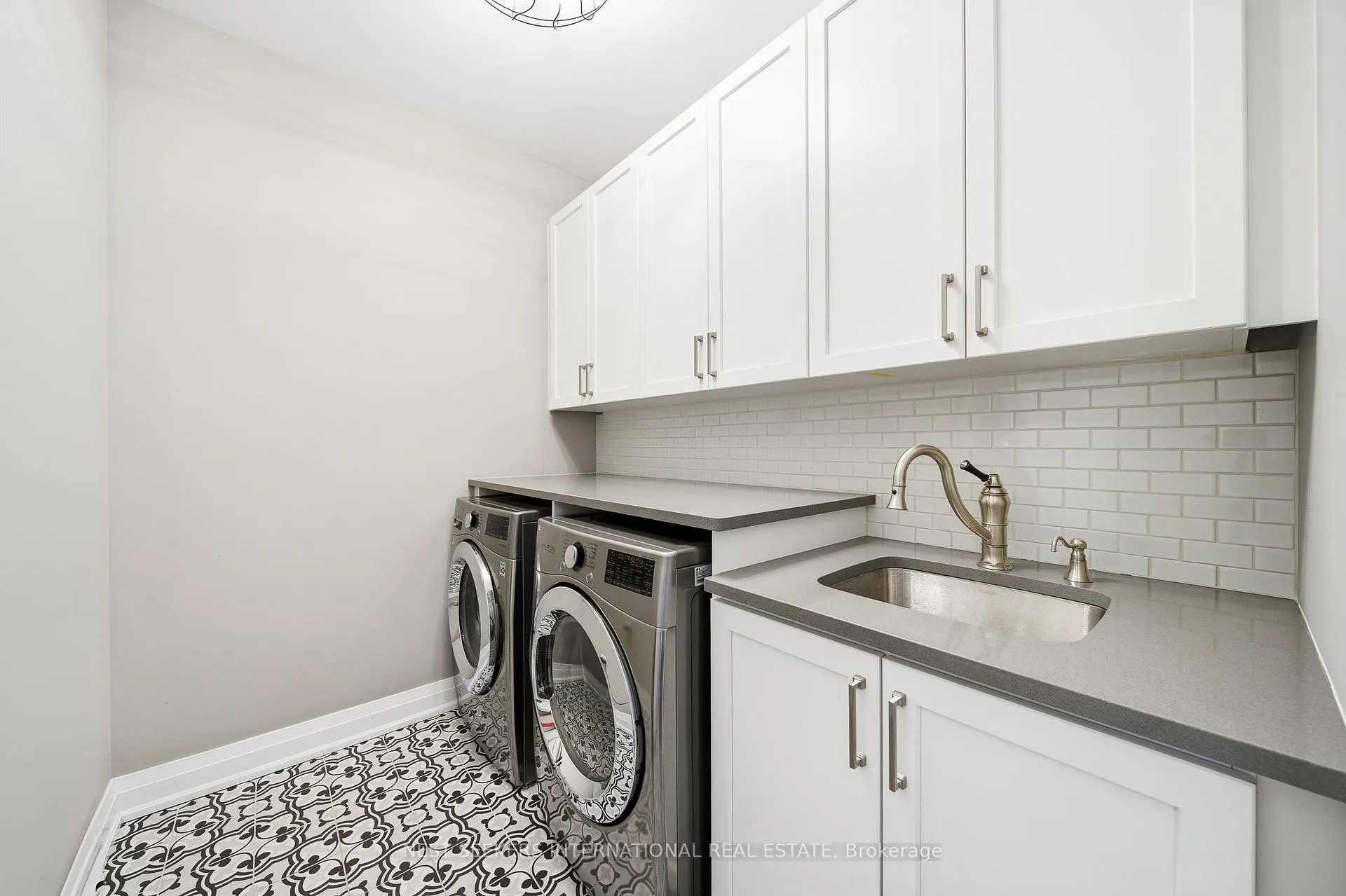 Photo 12 of 22 Ten Pines Road, Vaughan, Kleinburg — HOMEH