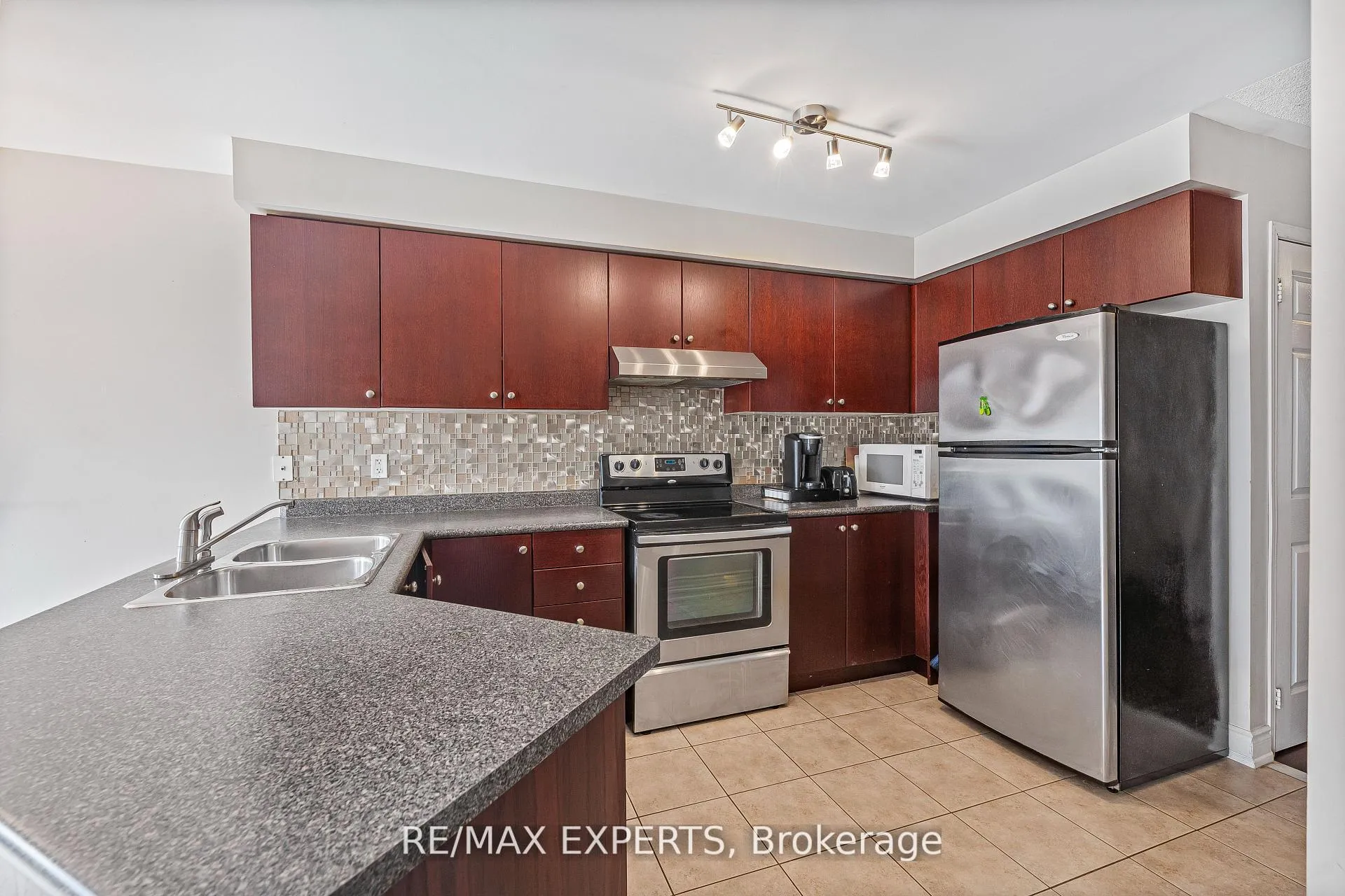 Photo 7 of 129 Angier Crescent, Ajax, South East — HOMEH
