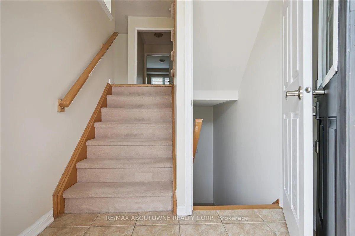 Photo 5 of 2389 Coho Way, Oakville, Westmount — HOMEH