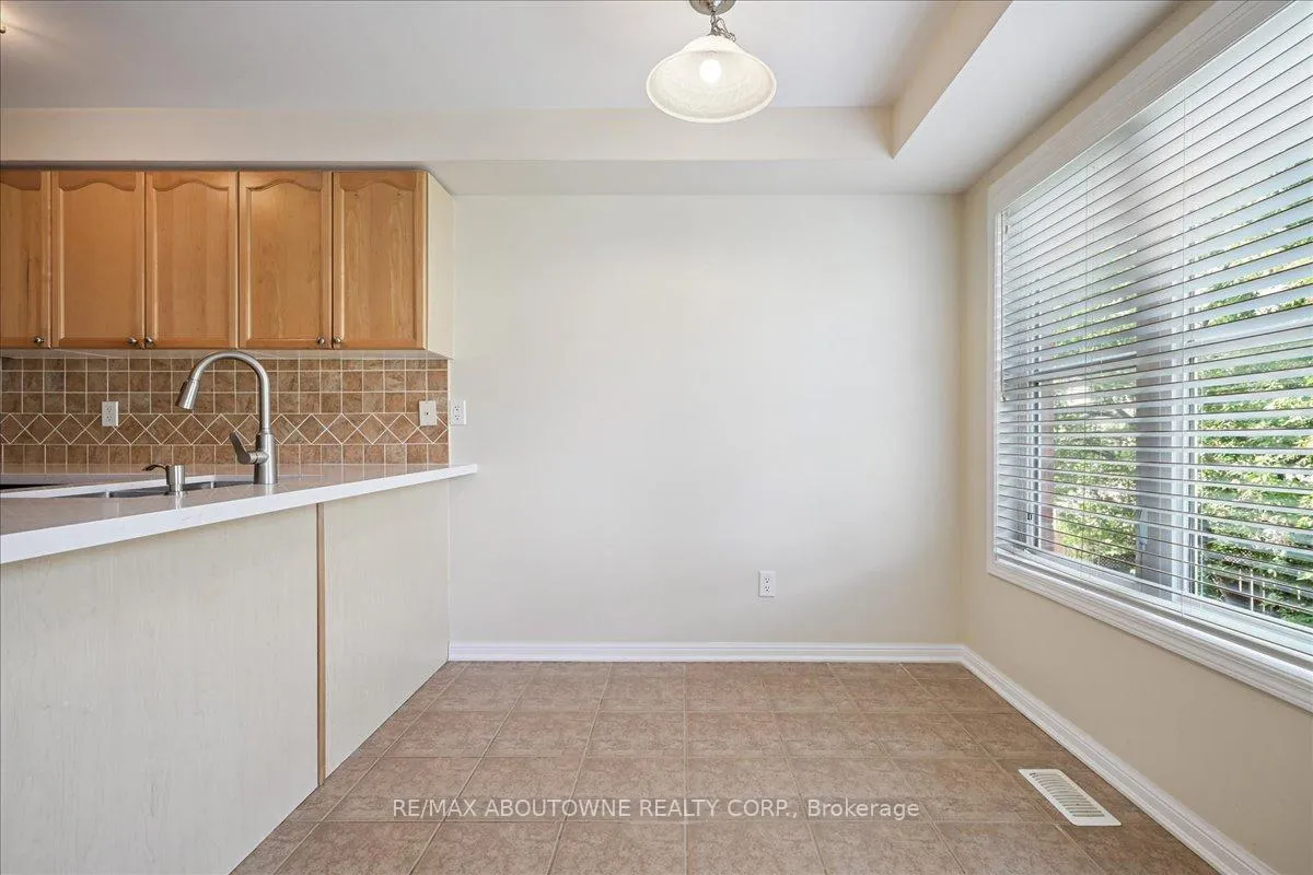 Photo 15 of 2389 Coho Way, Oakville, Westmount — HOMEH