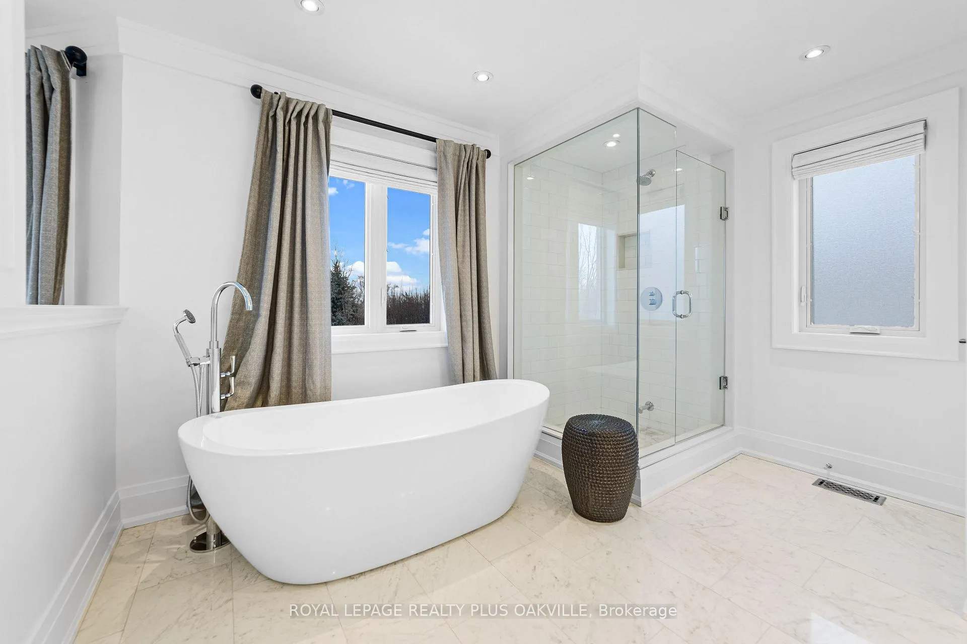 Photo 25 of 77 Spring Azure Crescent, Oakville, Bronte — HOMEH