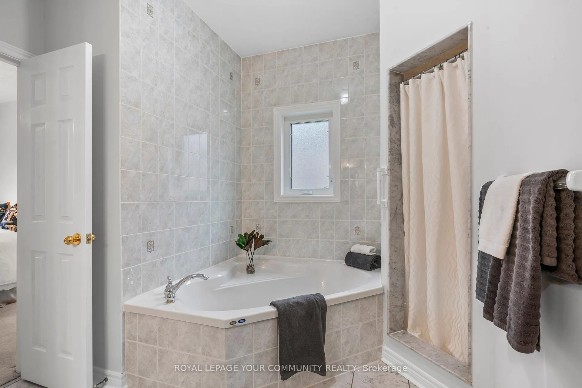 Photo 16 of 516 Stone Road, Aurora, Aurora Grove — HOMEH