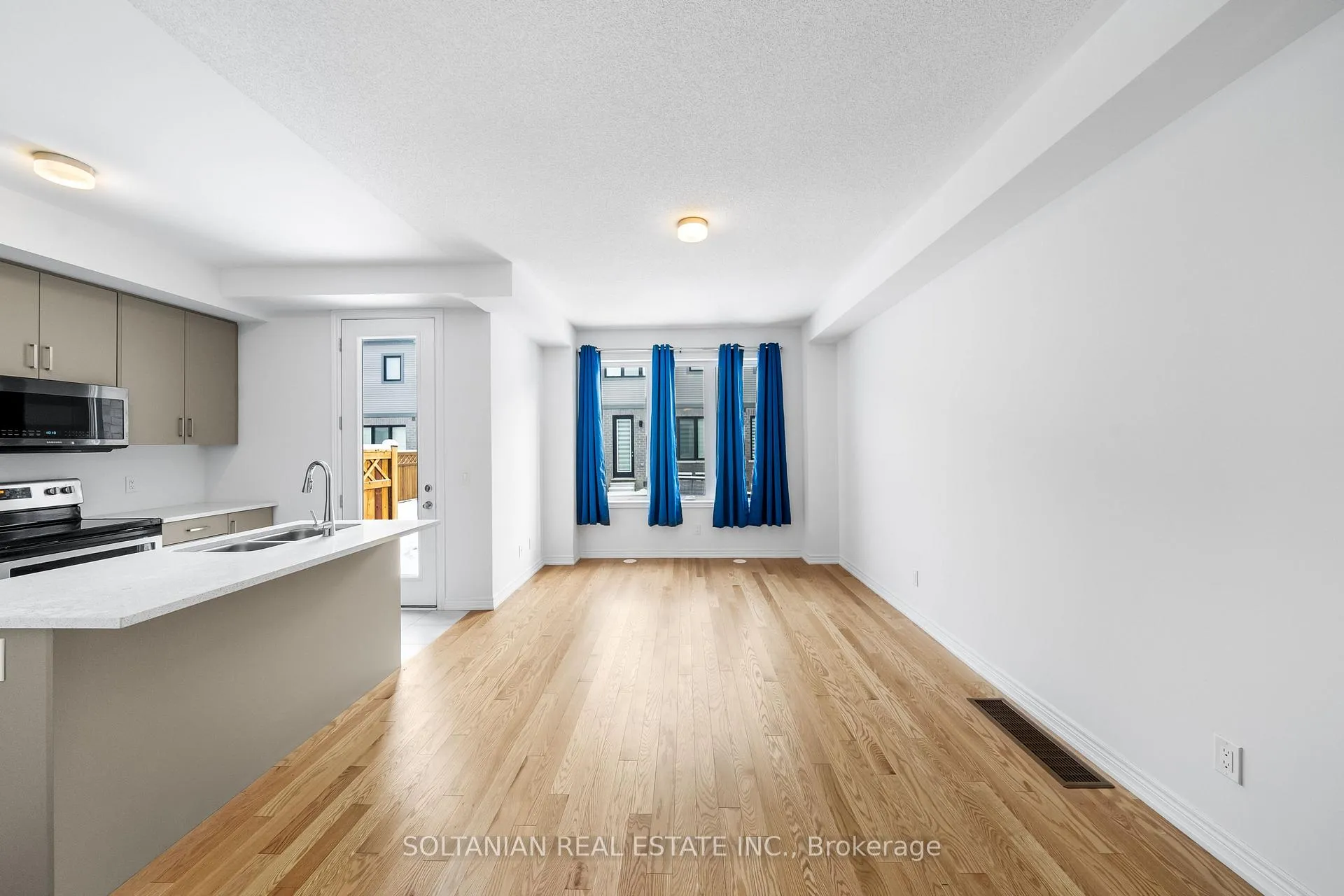 Photo 10 of 54 Sorbara Way, Whitby, Brooklin — HOMEH