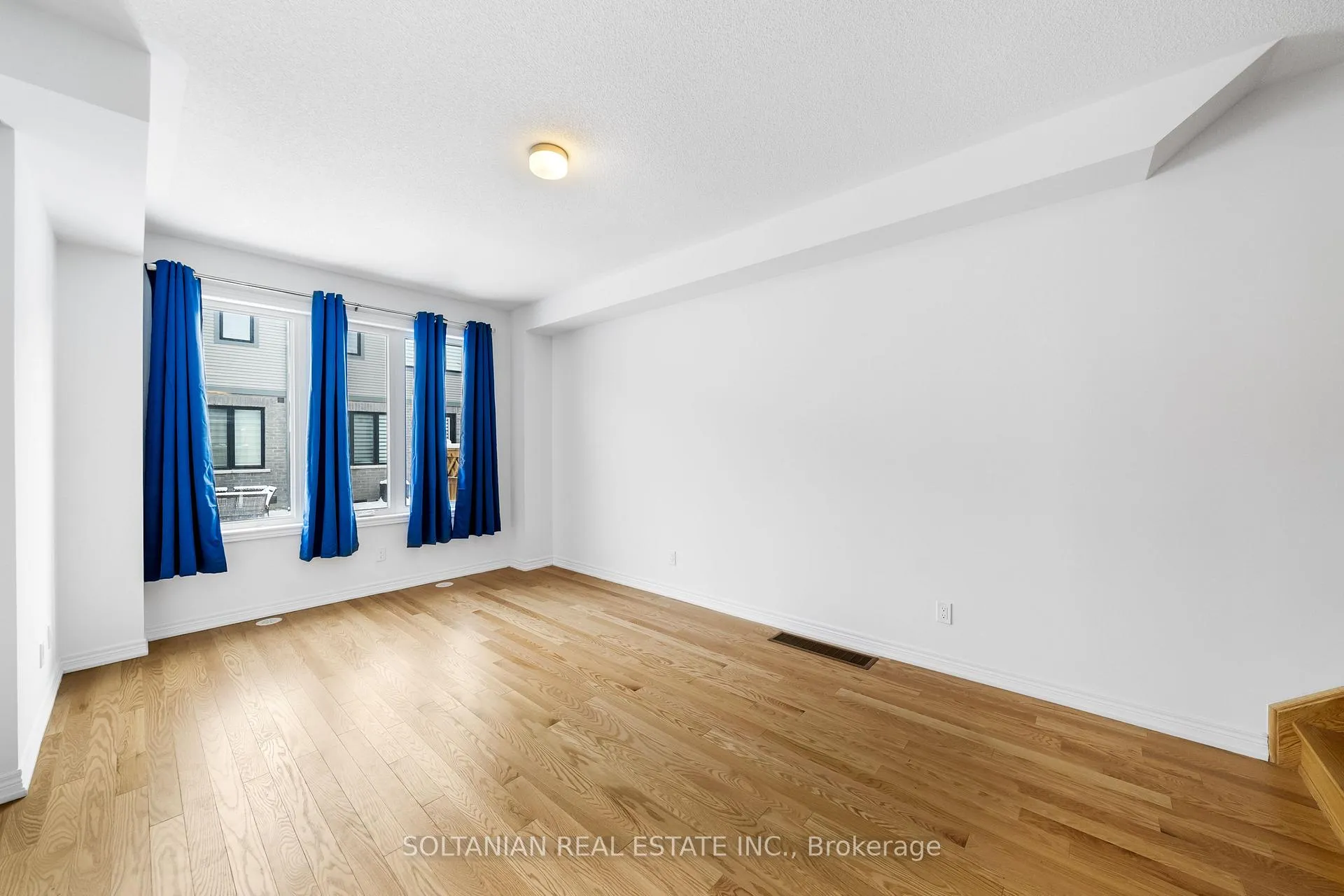 Photo 11 of 54 Sorbara Way, Whitby, Brooklin — HOMEH