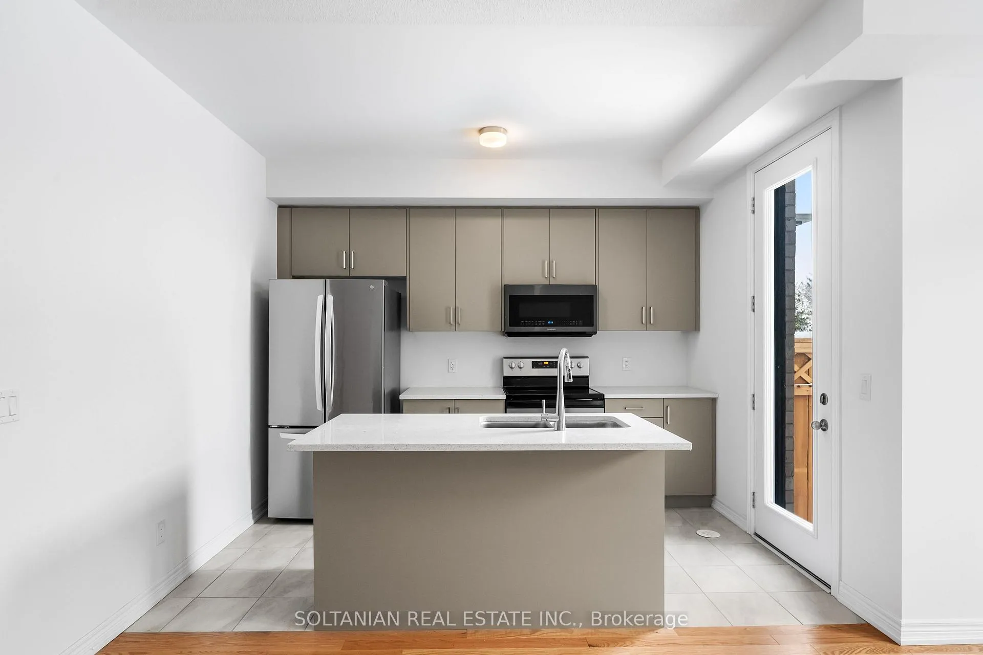 Photo 13 of 54 Sorbara Way, Whitby, Brooklin — HOMEH