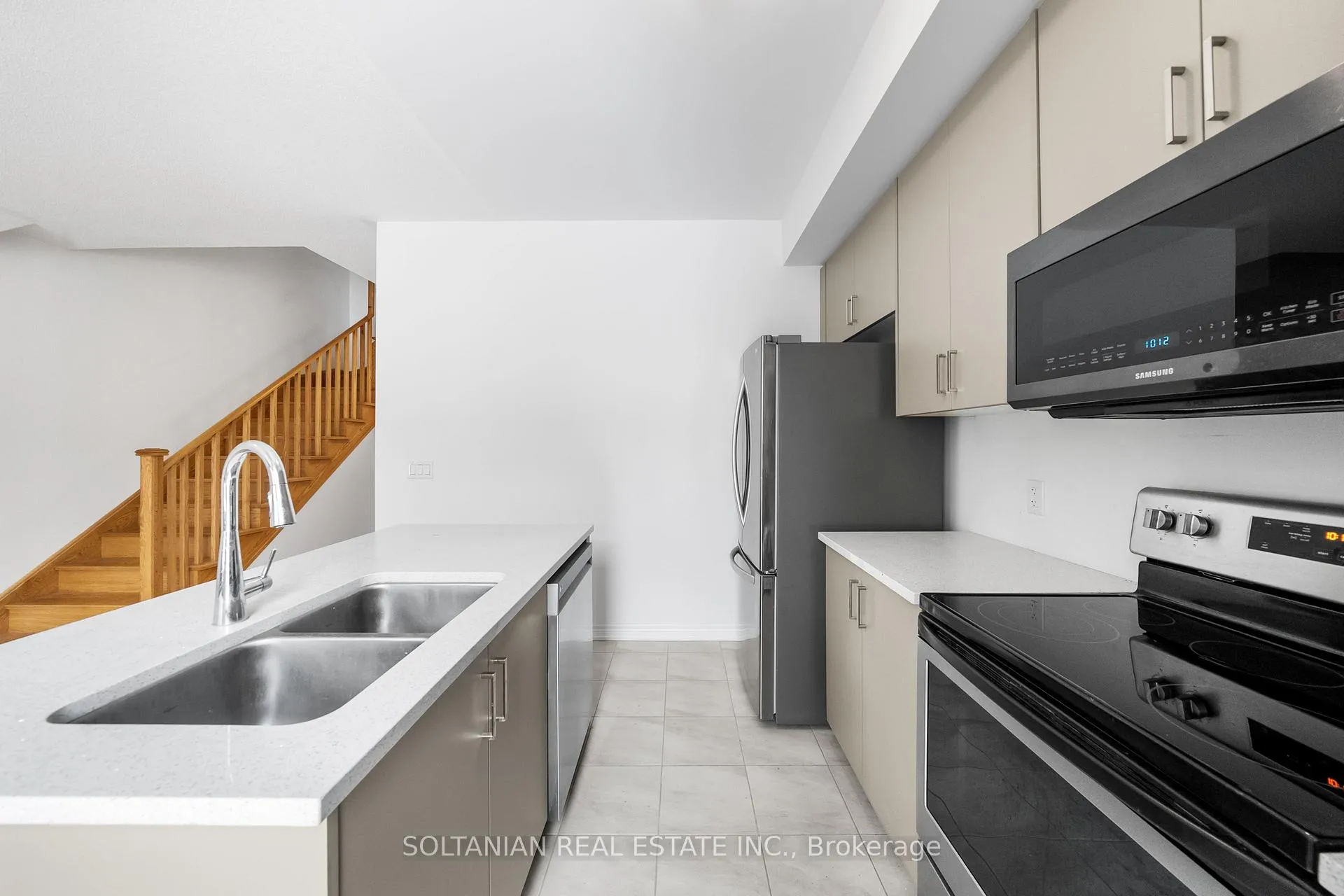 Photo 16 of 54 Sorbara Way, Whitby, Brooklin — HOMEH