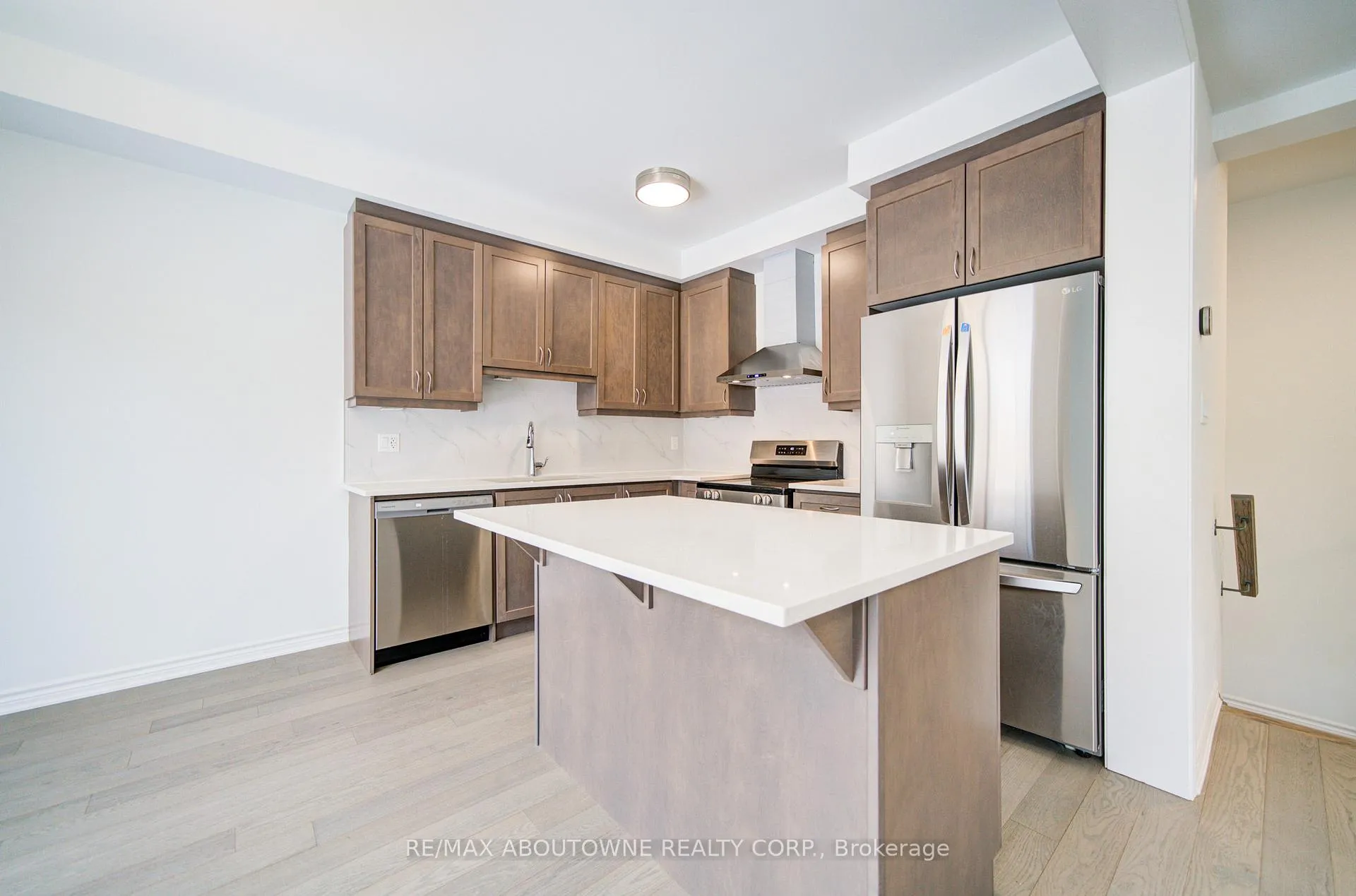 Photo 12 of 3028 Langdon Road, Oakville, Joshua Meadows — HOMEH