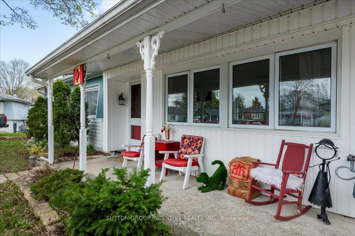 Photo 4 of 3 Yew Court, Innisfil, Rural Innisfil — HOMEH