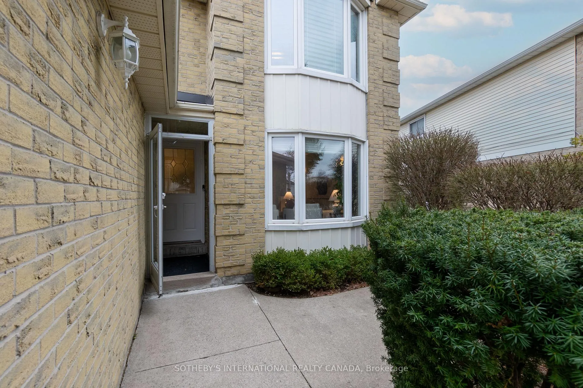 Photo 2 of 104 Mullen Drive, Vaughan, Brownridge — HOMEH