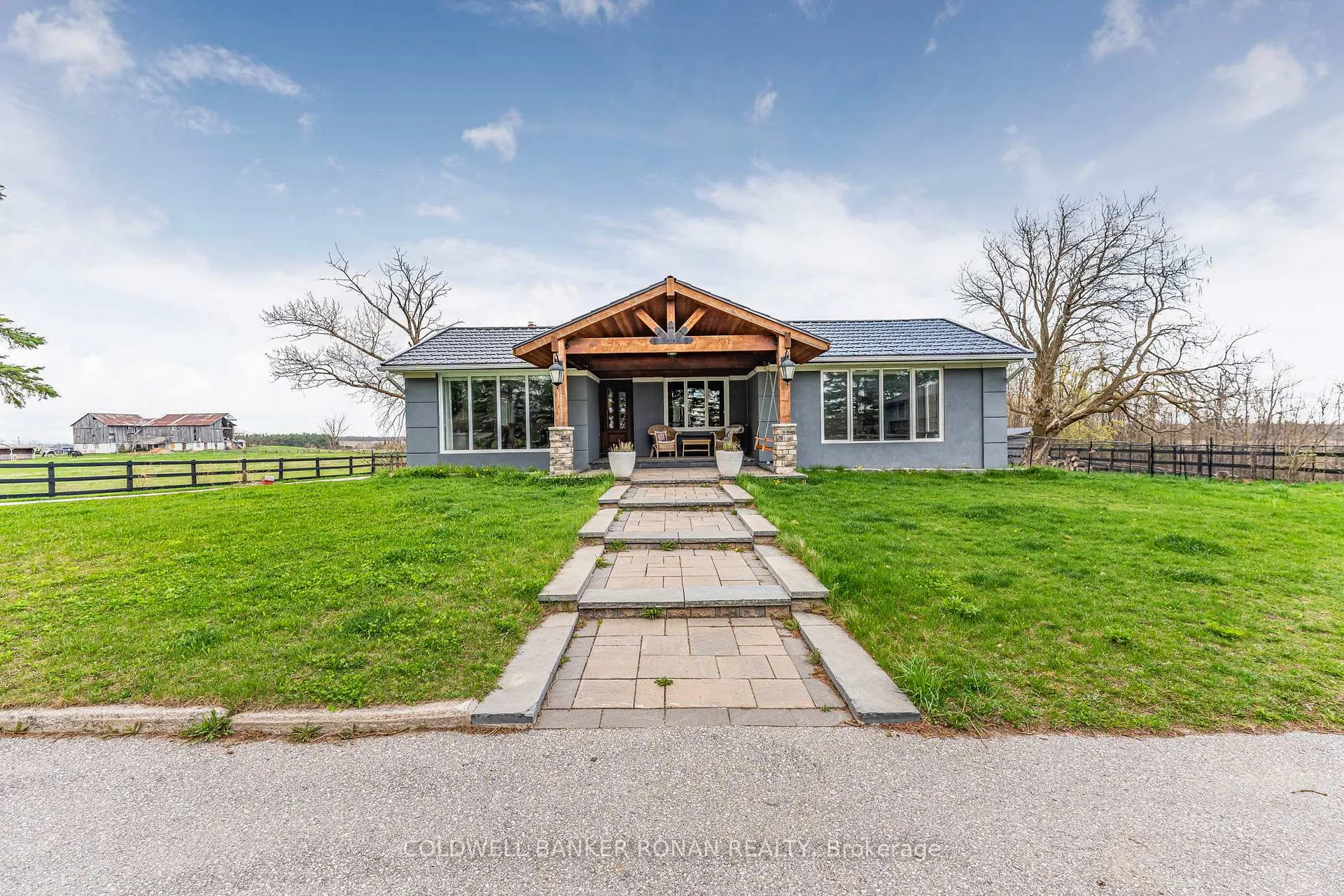 Photo 4 of 1382 10th Line, Innisfil, Rural Innisfil — HOMEH