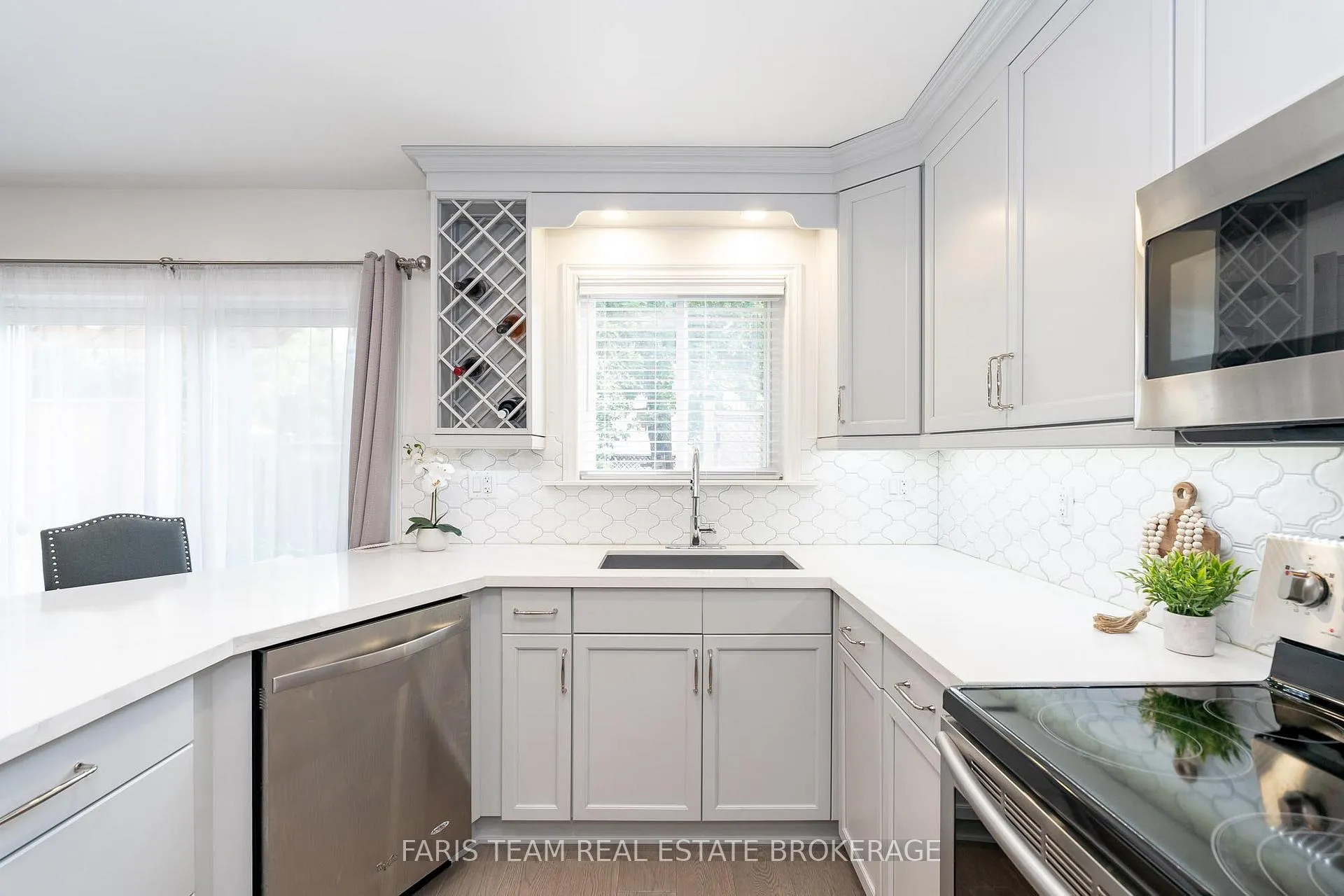 Photo 10 of 3 Saxon Road, Barrie, Innis-Shore — HOMEH